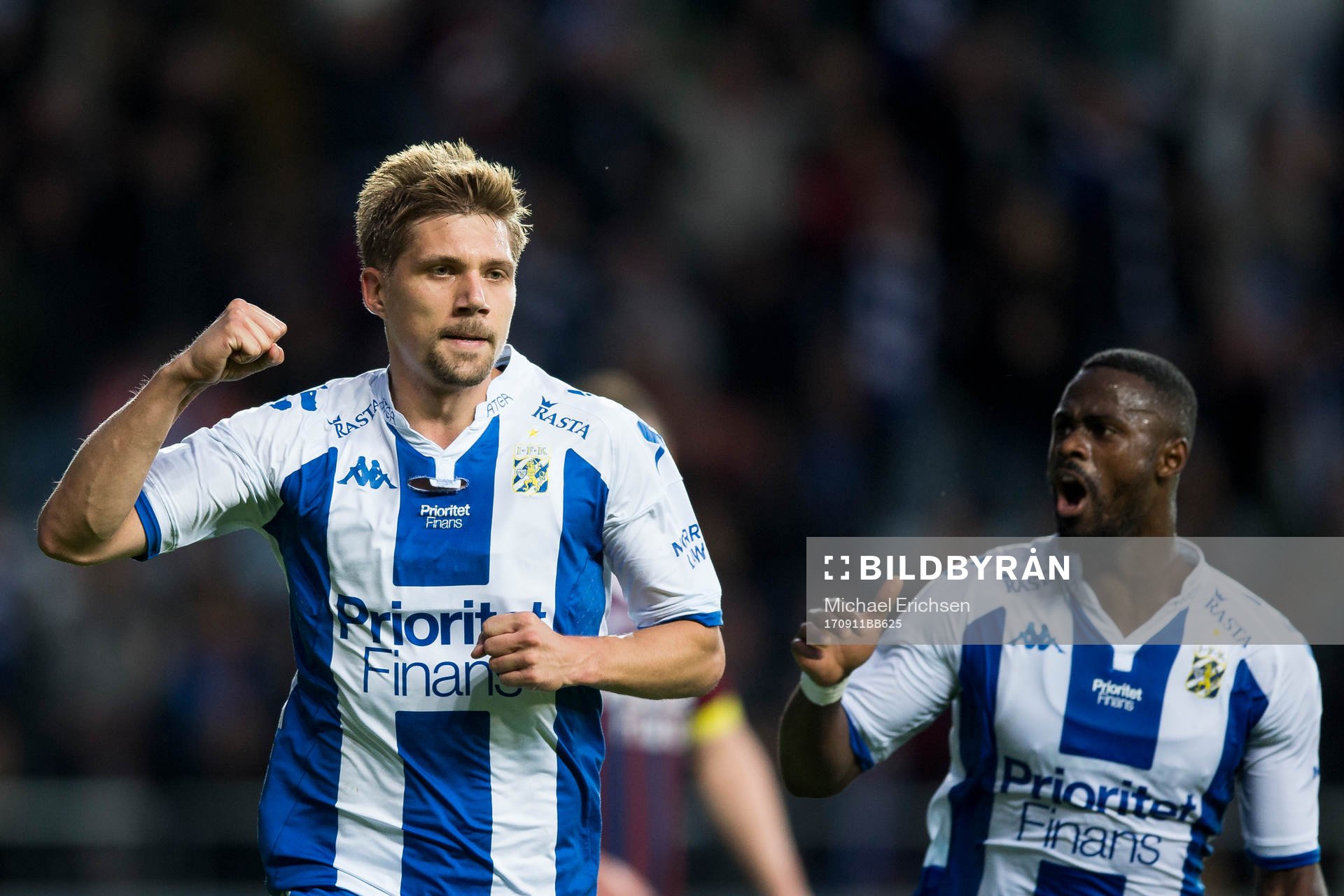 IFK Göteborgs Mikael Boman jublar ihop med Vajebah Sakor