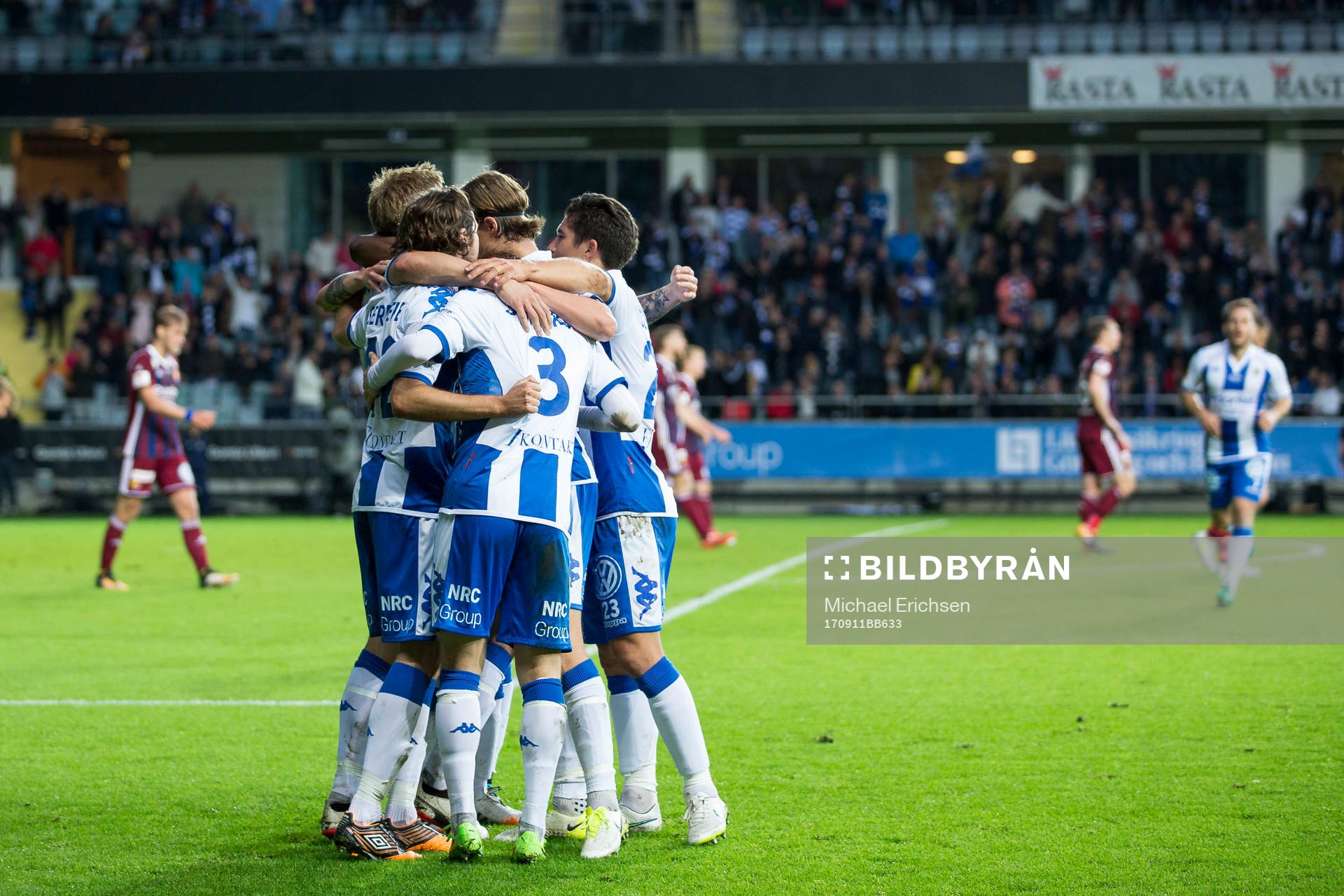 IFK Göteborgs Mikael Boman jublar och omfamnas