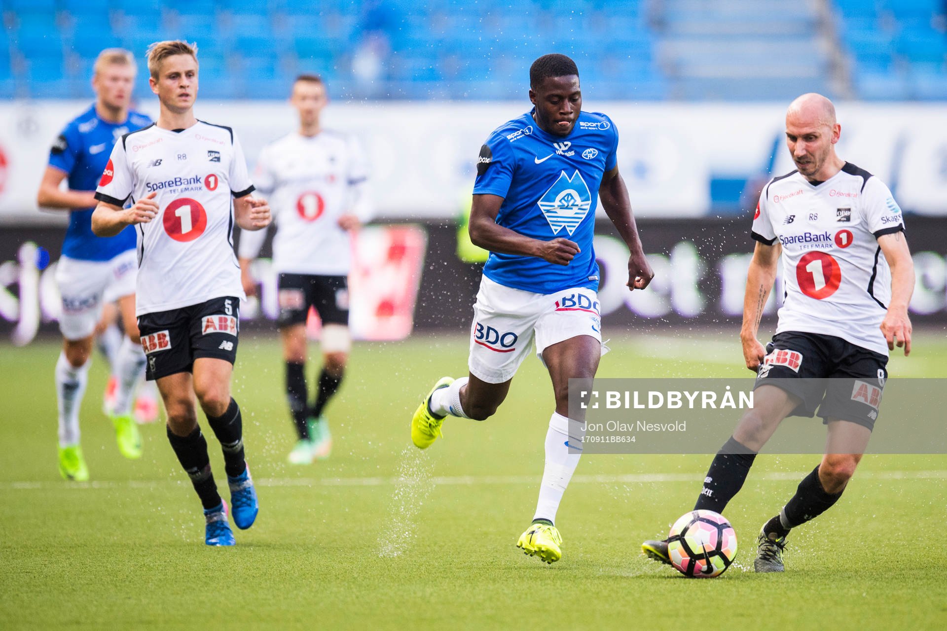 Isak Ssewankambo of Molde and Jone Samuelsen of Odd
