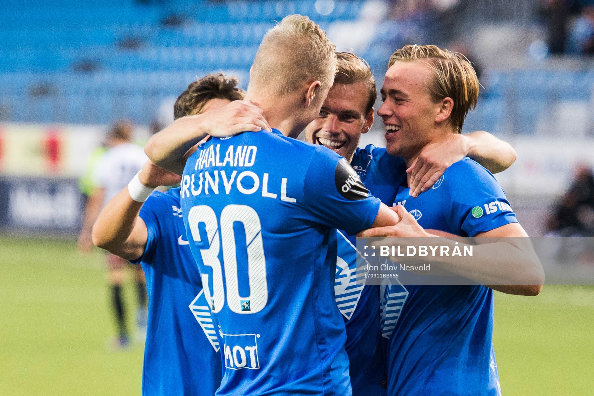 The Molde players celebrate 1-0