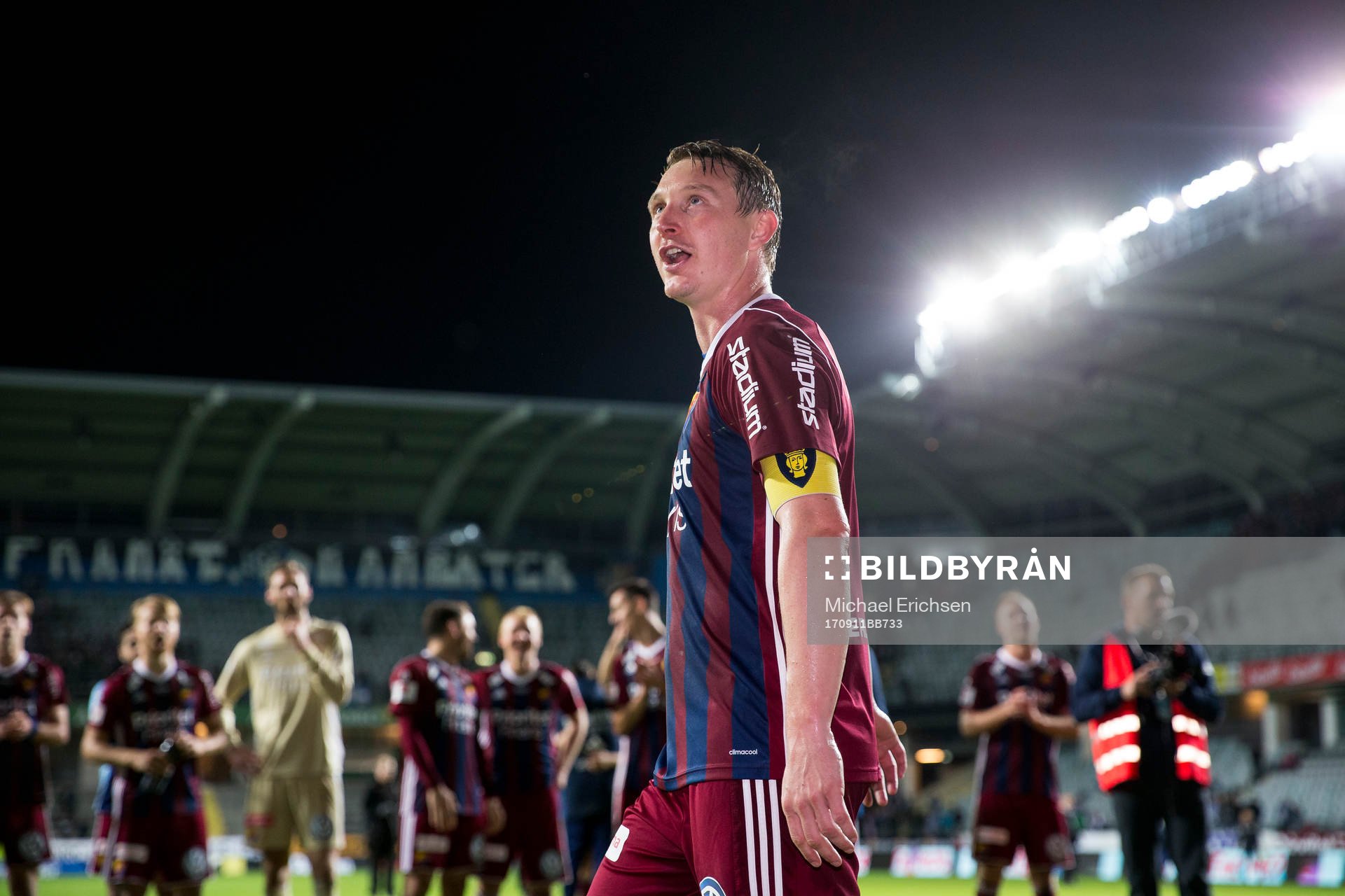 Djurgårdens Kim Källström jublar och sjunger framför klacken efter den allsvenska fotbollsmatchen mellan IFK Göteborg och Djurgården den 11 september 2017 i Göteborg.