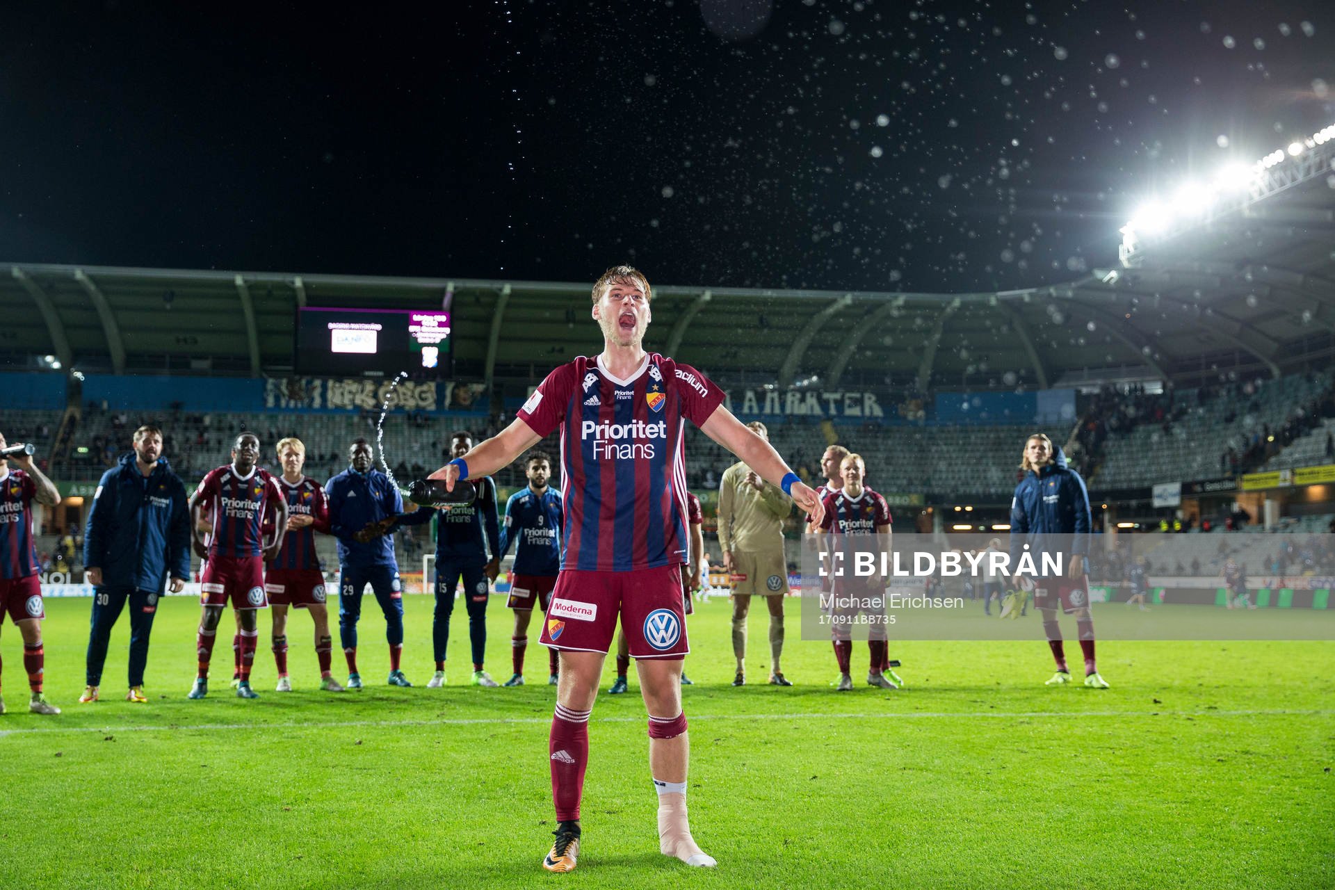 Djurgårdens Felix Beijmo jublar och sjunger framför