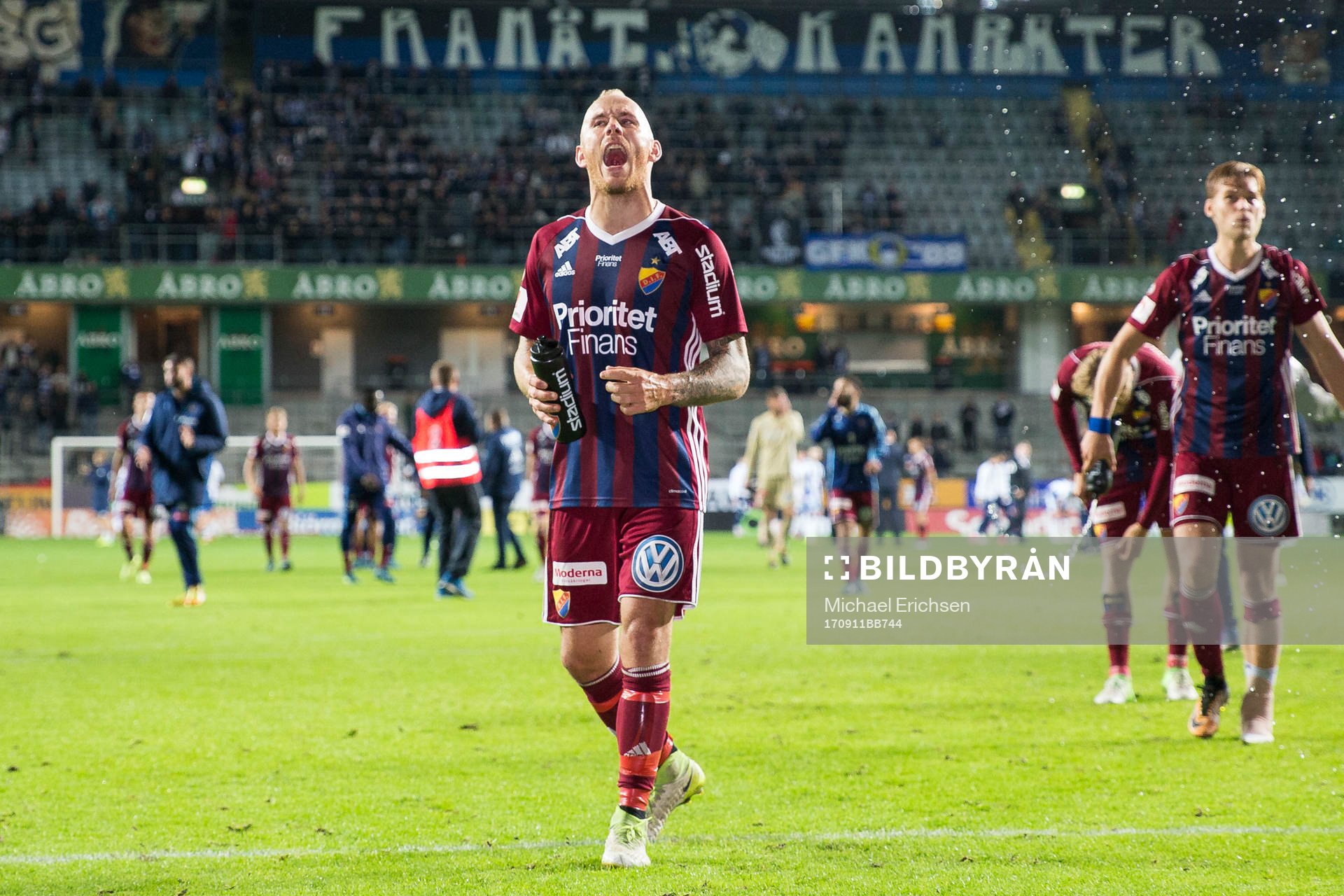 Djurgårdens Magnus Eriksson jublar framför klacken efter den allsvenska fotbollsmatchen mellan IFK Göteborg och Djurgården den 11 september 2017 i Göteborg.