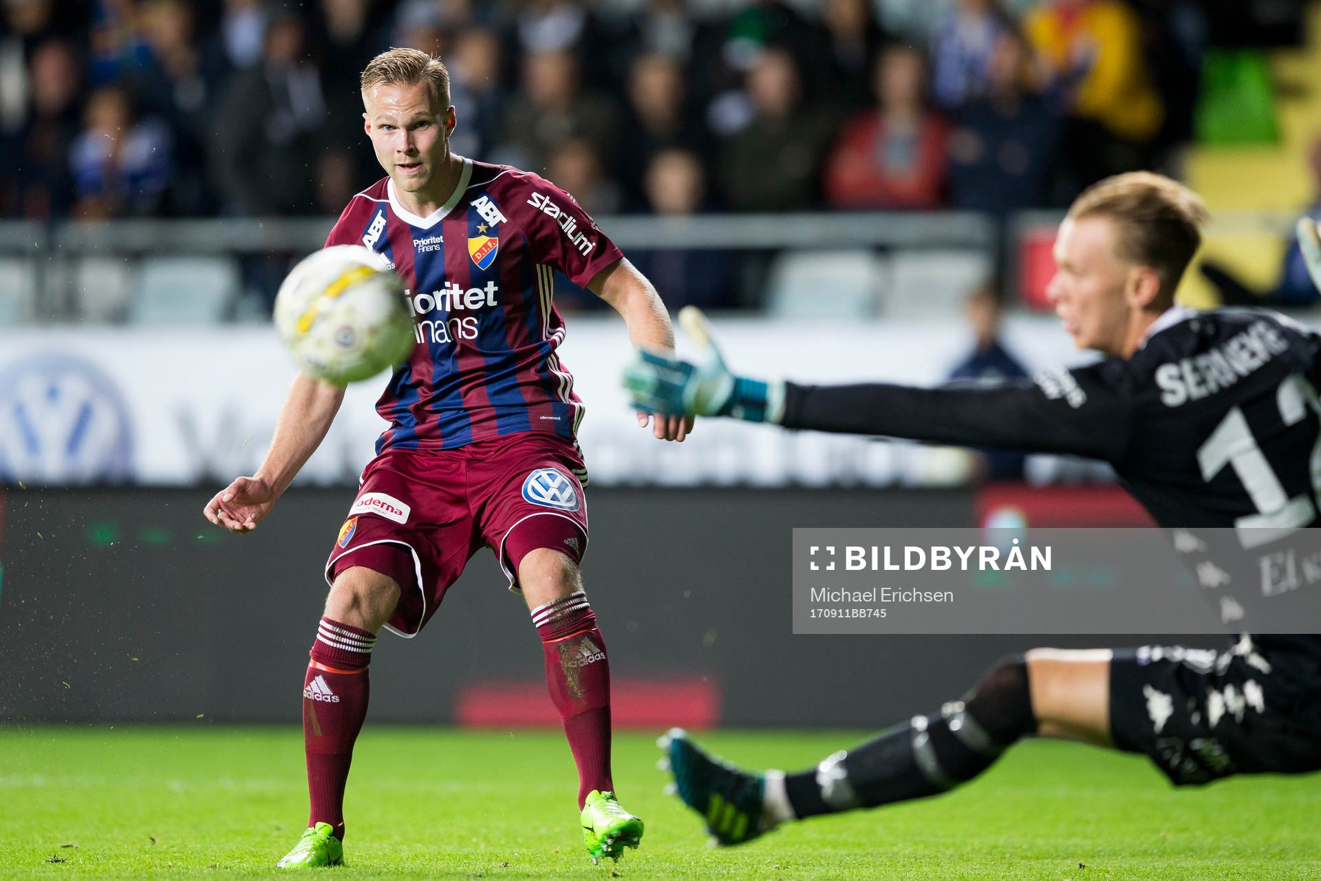 Djurgårdens Gustav Engvall skjuter ett skott förbi IFK Göteborgs målvakt Pontus Dahlberg som går i stolpen under den allsvenska fotbollsmatchen mellan IFK Göteborg och Djurgården den 11 september 2017 i Göteborg.