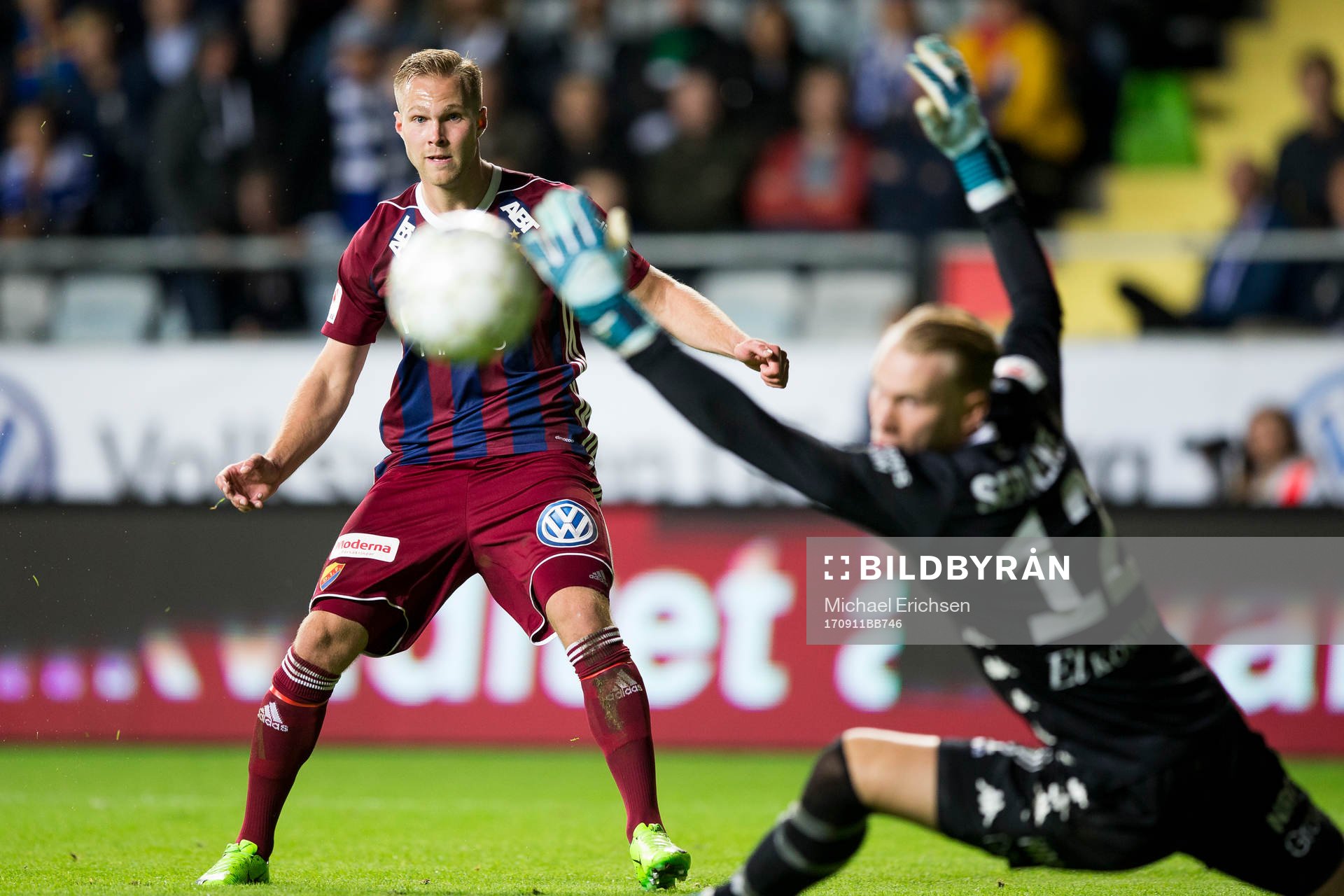 Djurgårdens Gustav Engvall skjuter ett skott förbi IFK Göteborgs målvakt Pontus Dahlberg som går i stolpen under den allsvenska fotbollsmatchen mellan IFK Göteborg och Djurgården den 11 september 2017 i Göteborg.