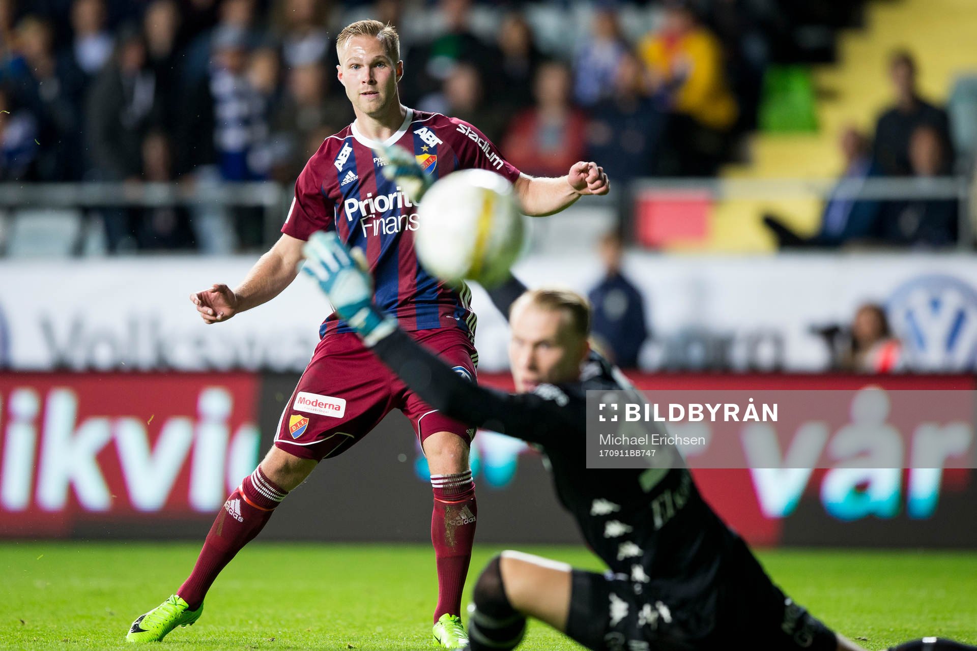 Djurgårdens Gustav Engvall skjuter ett skott förbi IFK Göteborgs målvakt Pontus Dahlberg som går i stolpen under den allsvenska fotbollsmatchen mellan IFK Göteborg och Djurgården den 11 september 2017 i Göteborg.