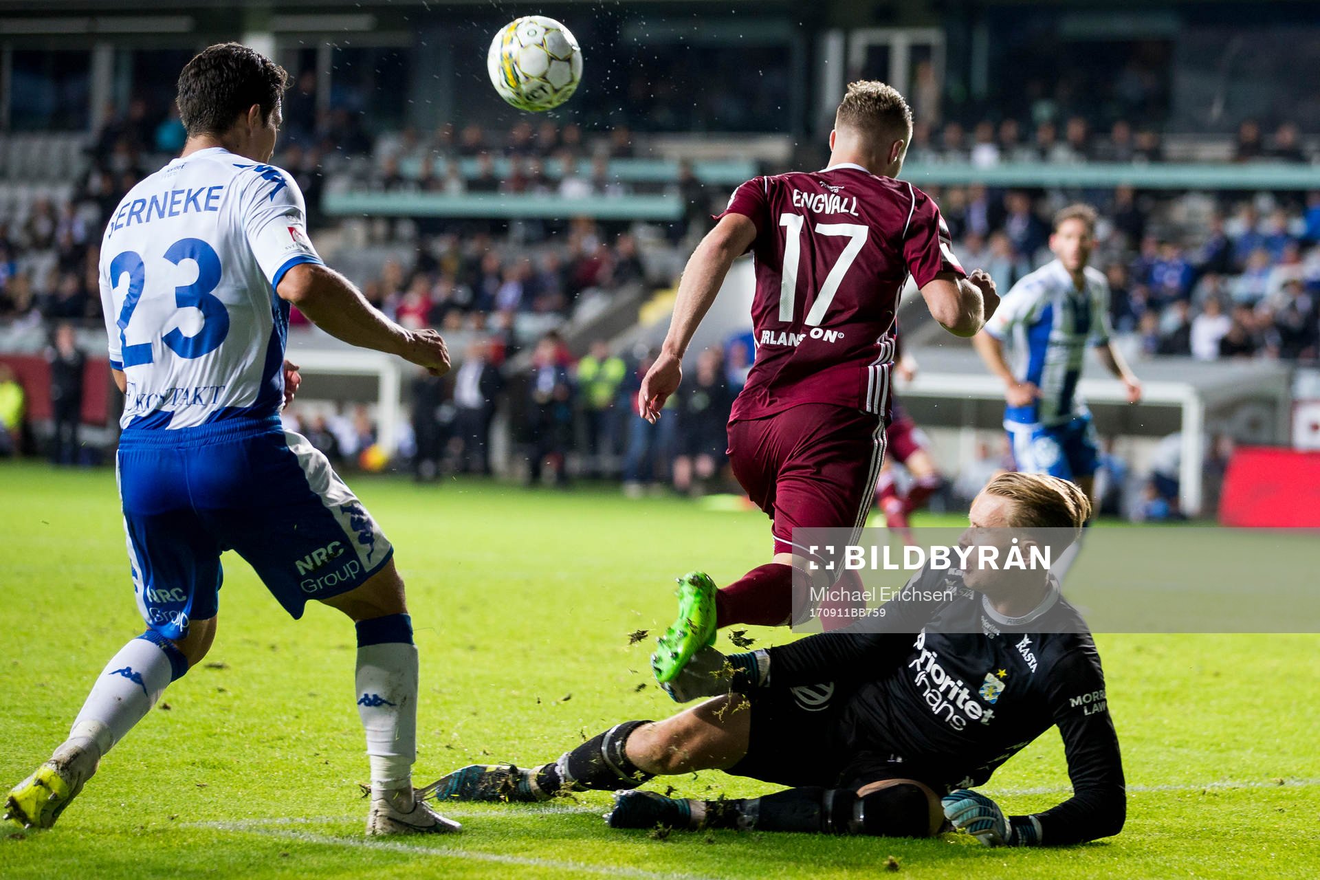 IFK Göteborgs målvakt Pontus Dahlberg räddar ett