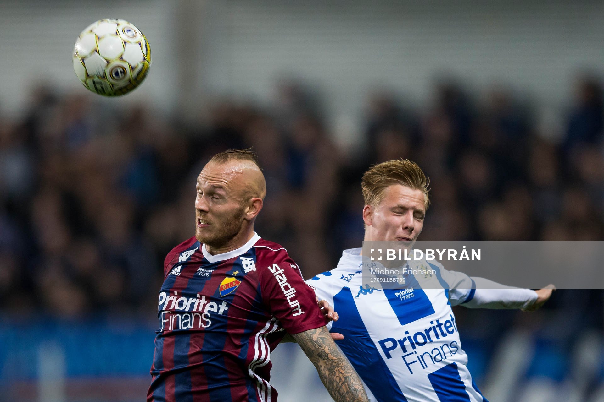 Djurgårdens Magnus Eriksson i nickduell med IFK Göteborgs Billy Nordströmunder den allsvenska fotbollsmatchen mellan IFK Göteborg och Djurgården den 11 september 2017 i Göteborg.