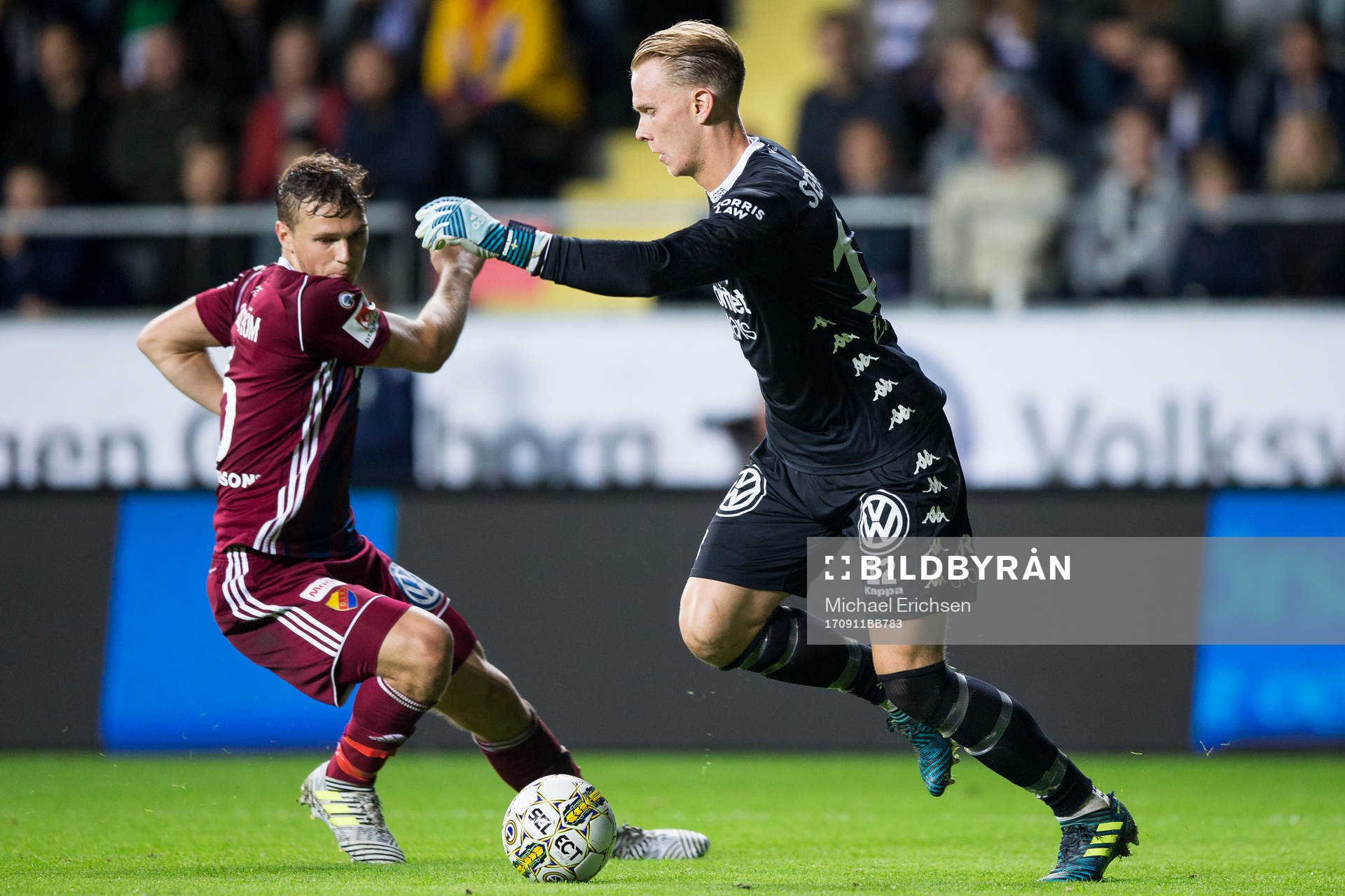 IFK Göteborgs målvakt Pontus Dahlberg dribblar