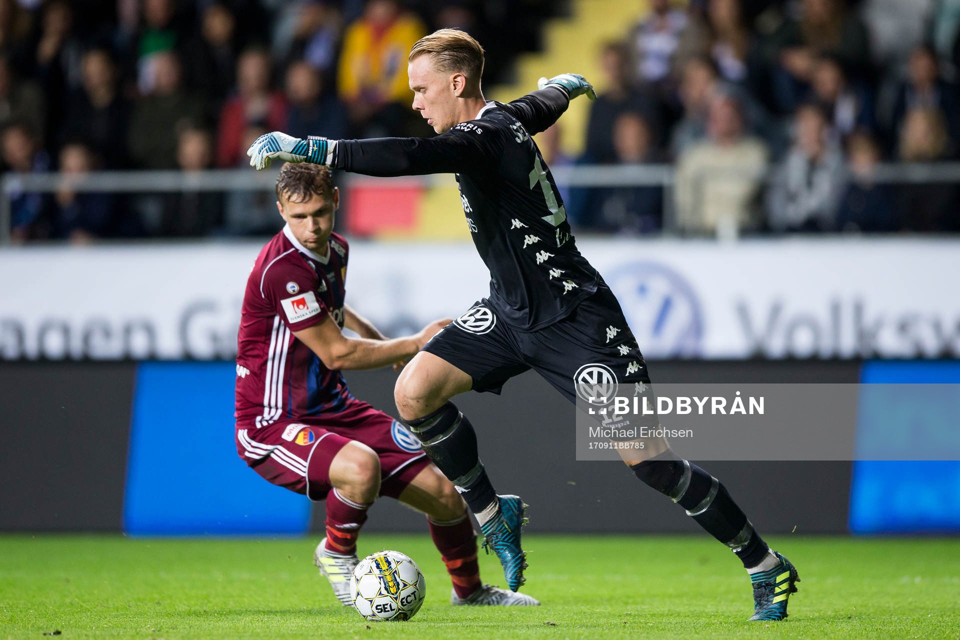 IFK Göteborgs målvakt Pontus Dahlberg dribblar