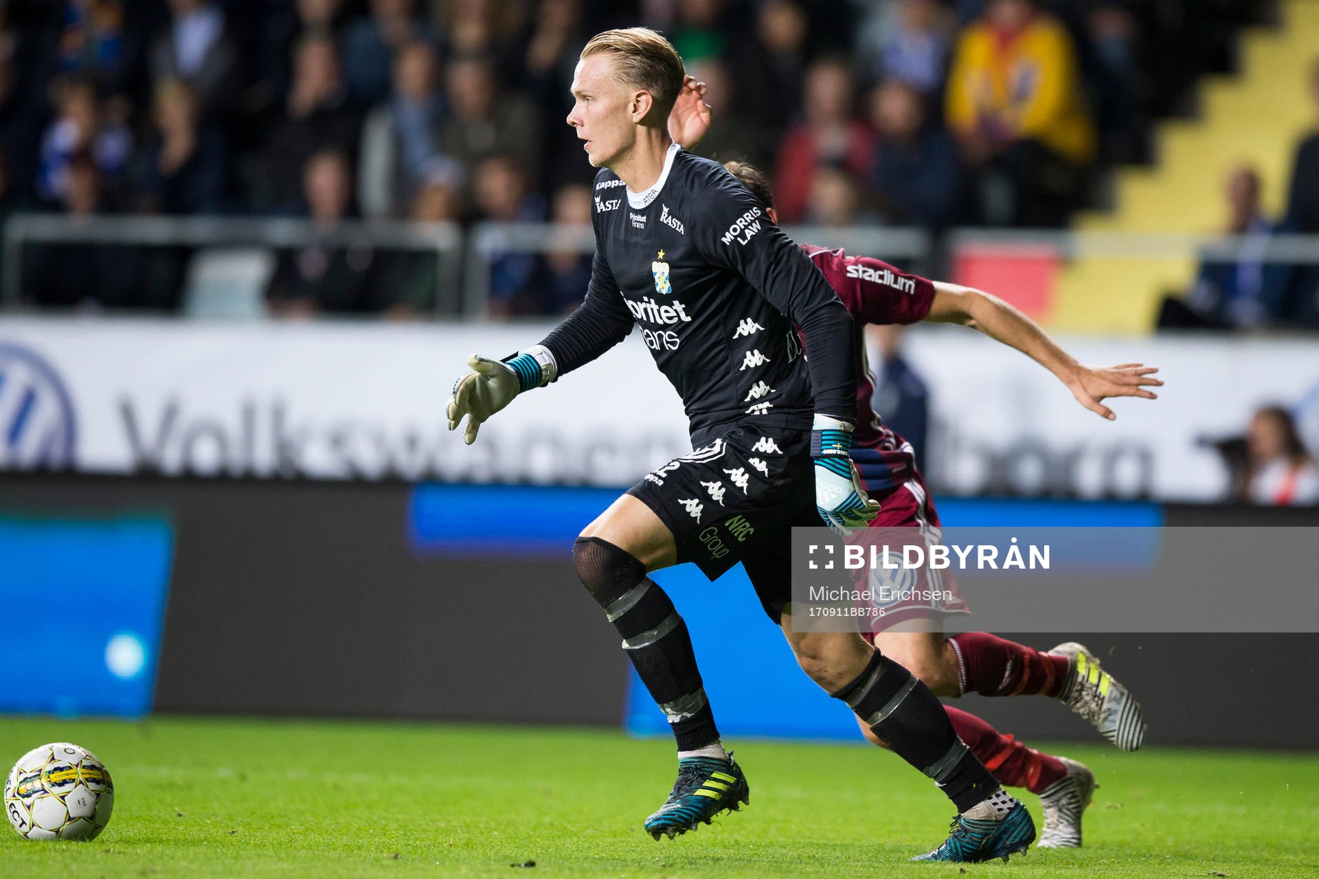 IFK Göteborgs målvakt Pontus Dahlberg dribblar
