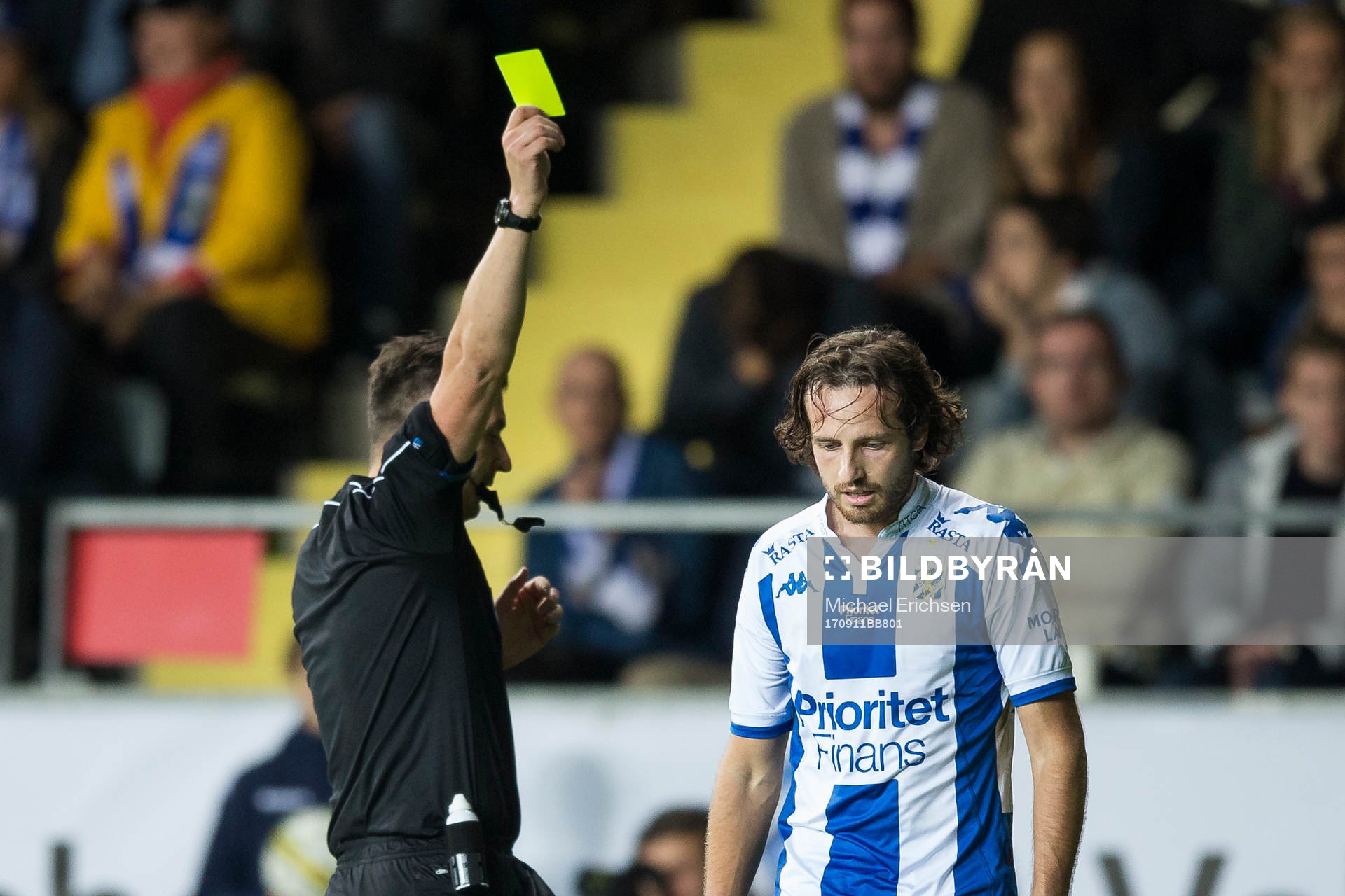 IFK Göteborgs Mikkel Diskerud får ett gult kort