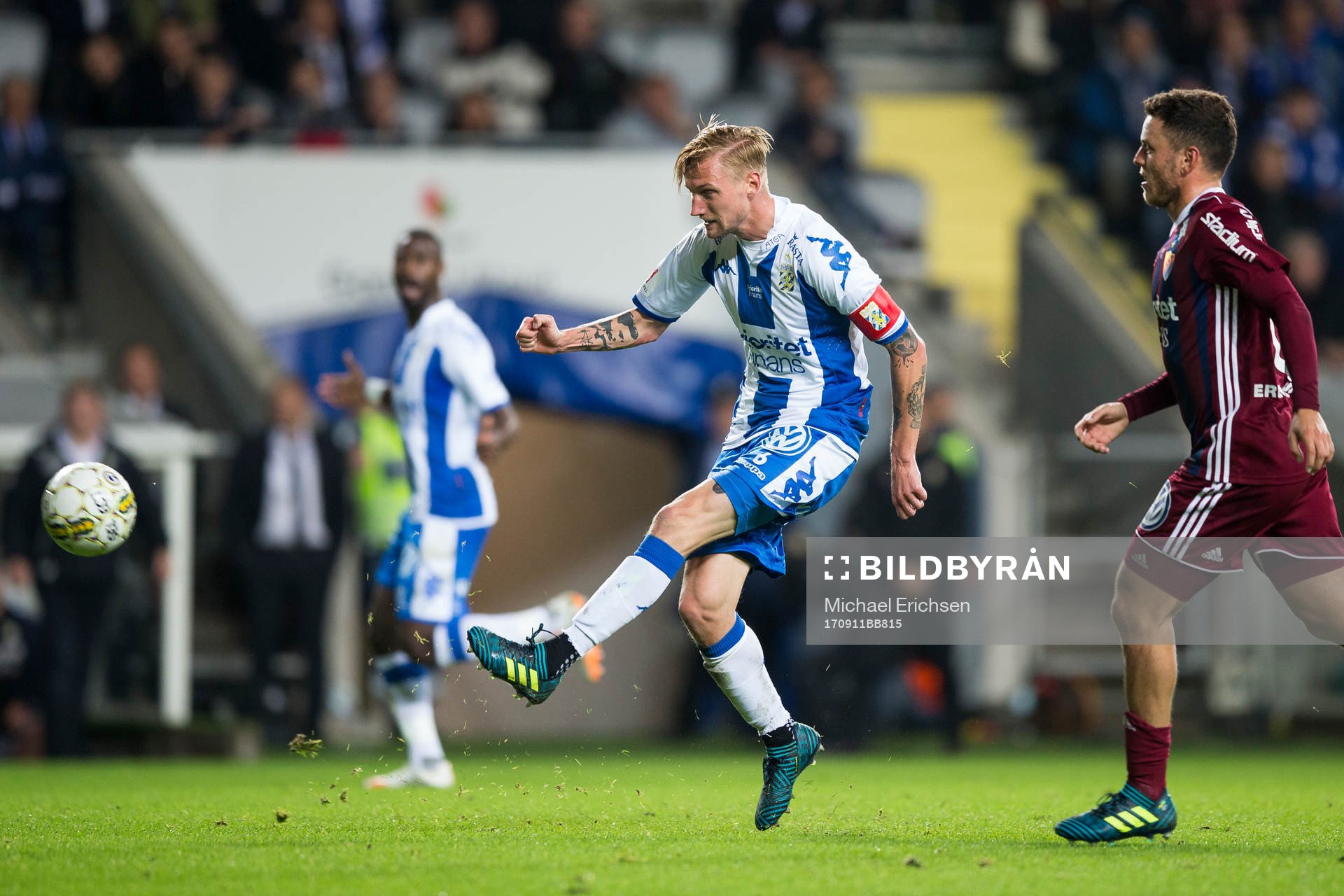 IFK Göteborgs Sebastian Eriksson skjuter ett skott