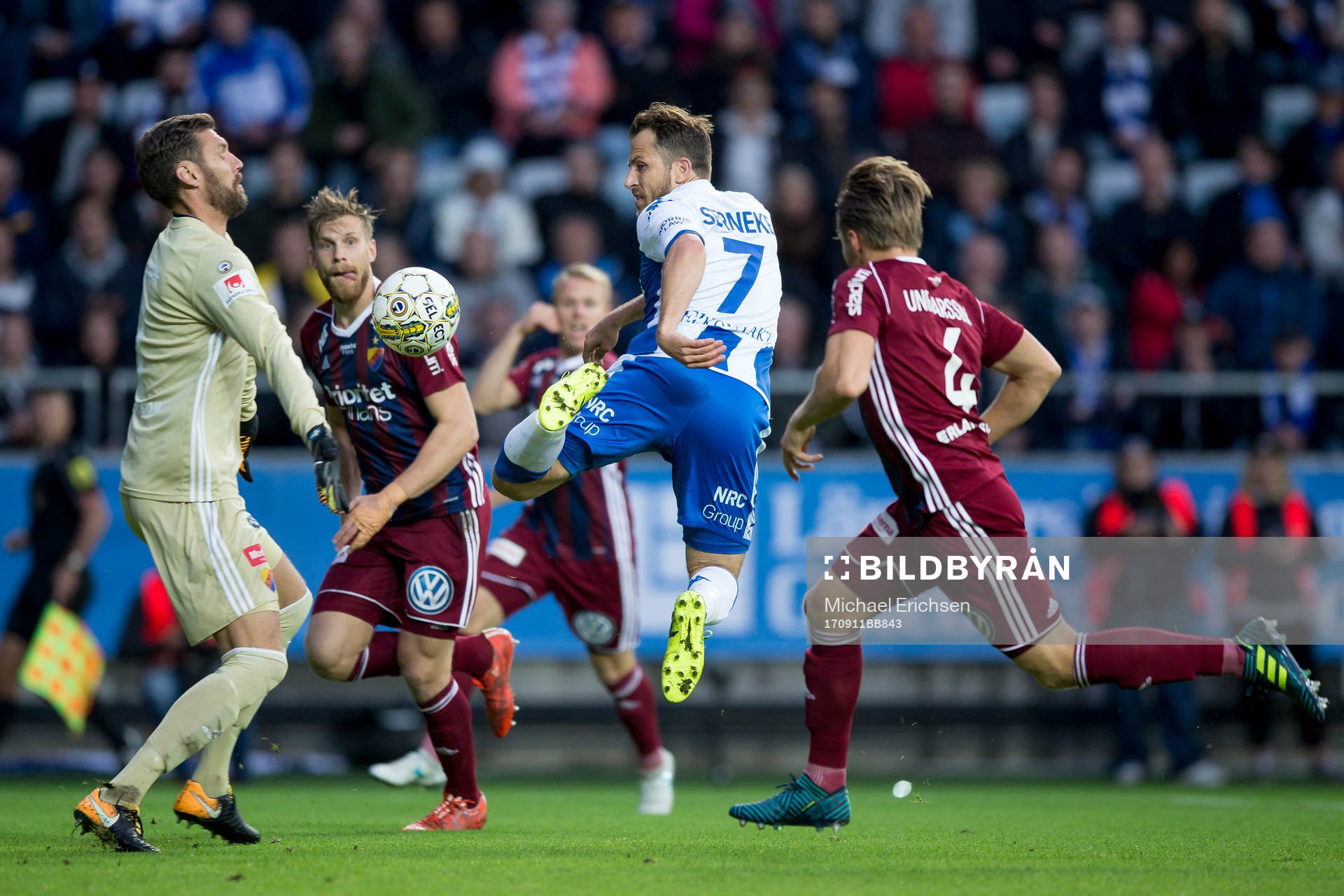 Djurgårdens målvakt Andreas Isaksson räddar ett avslut