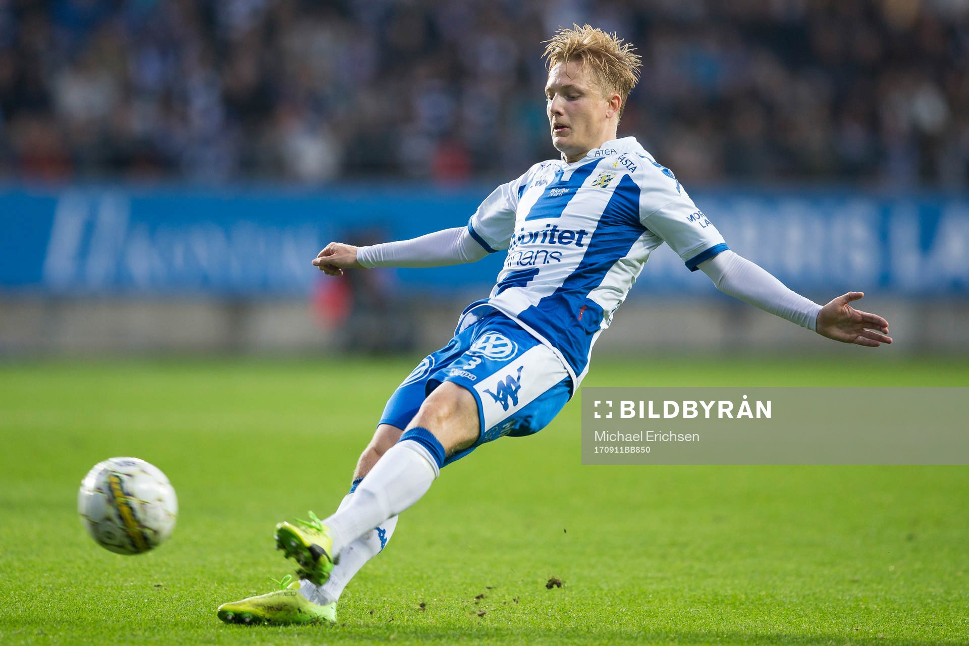 IFK Göteborgs Billy Nordström halkar när han slår ett