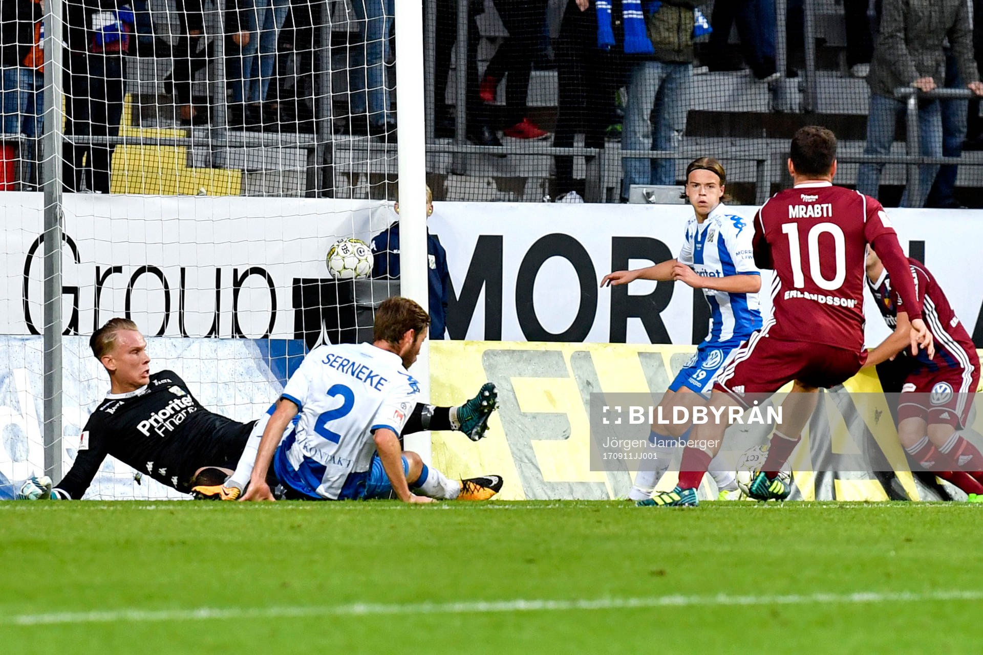 Djurgårdens Kerim Mrabti gör 0-1 bakom IFK Göteborgs
