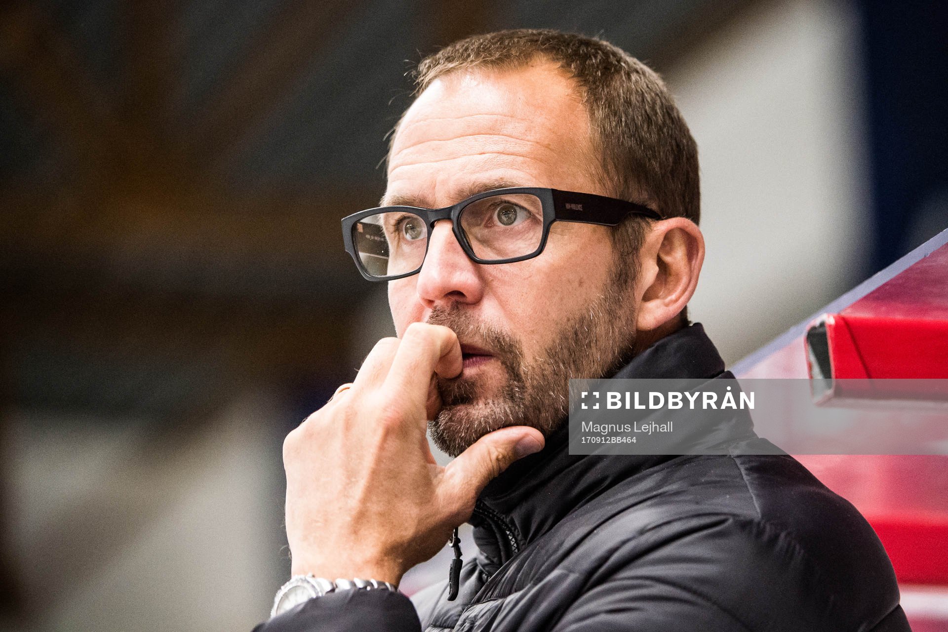 Rögles assisterande tränare Roger Hansson deppar