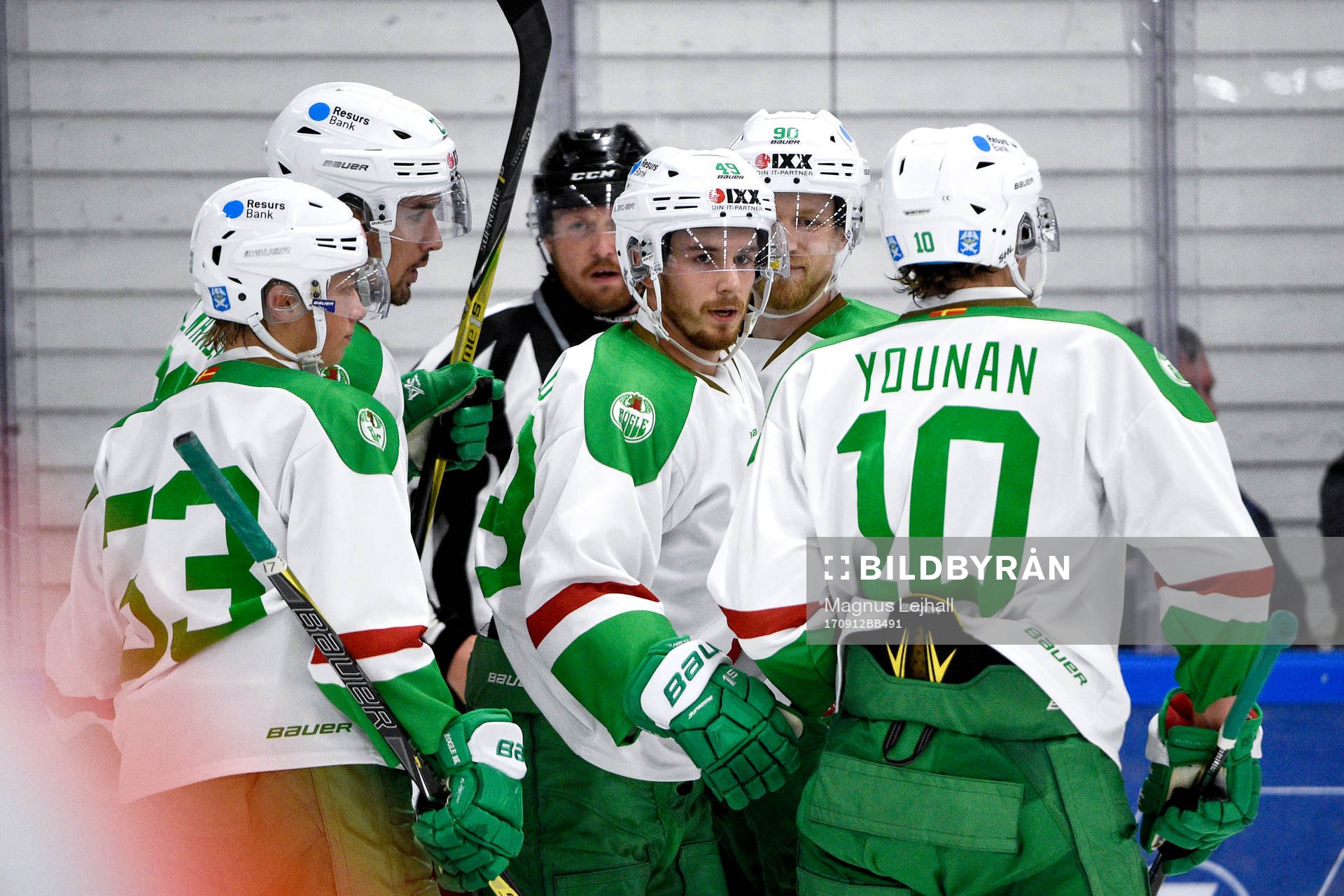 Rögles Sebastian Collberg jublar med lagkamrater