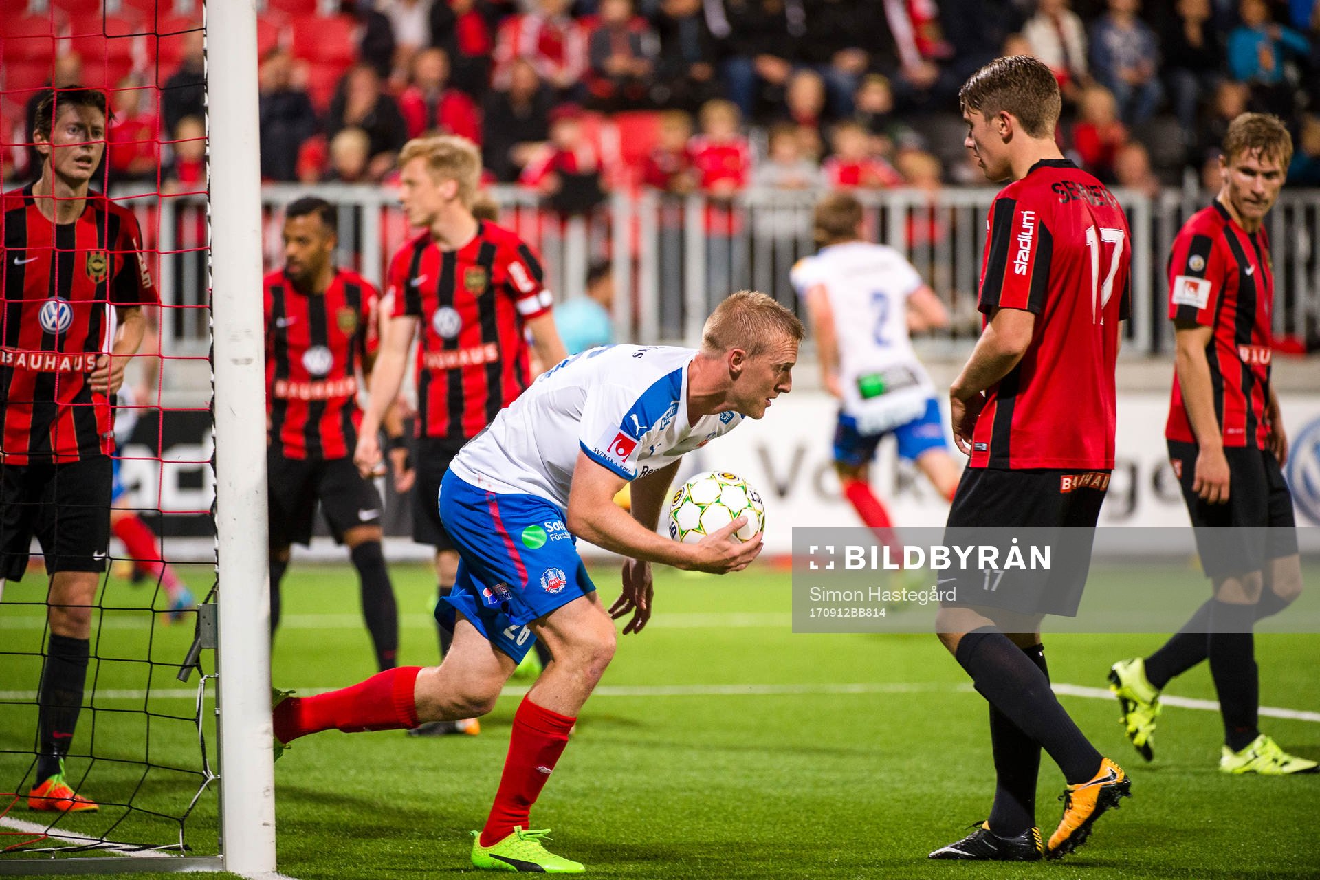 Helsingborgs Peter Larsson jublar med bollen