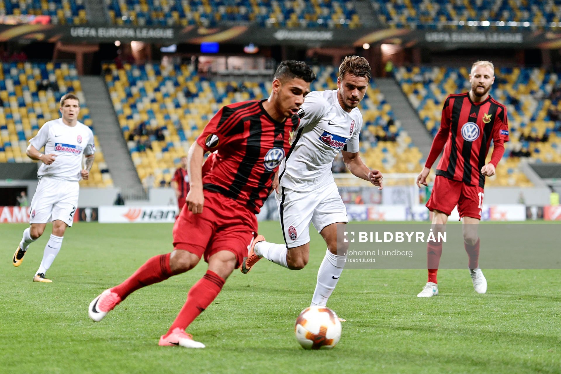 Östersunds Hosam Aiesh och Zoryas Artem Sukhotskiy i kamp