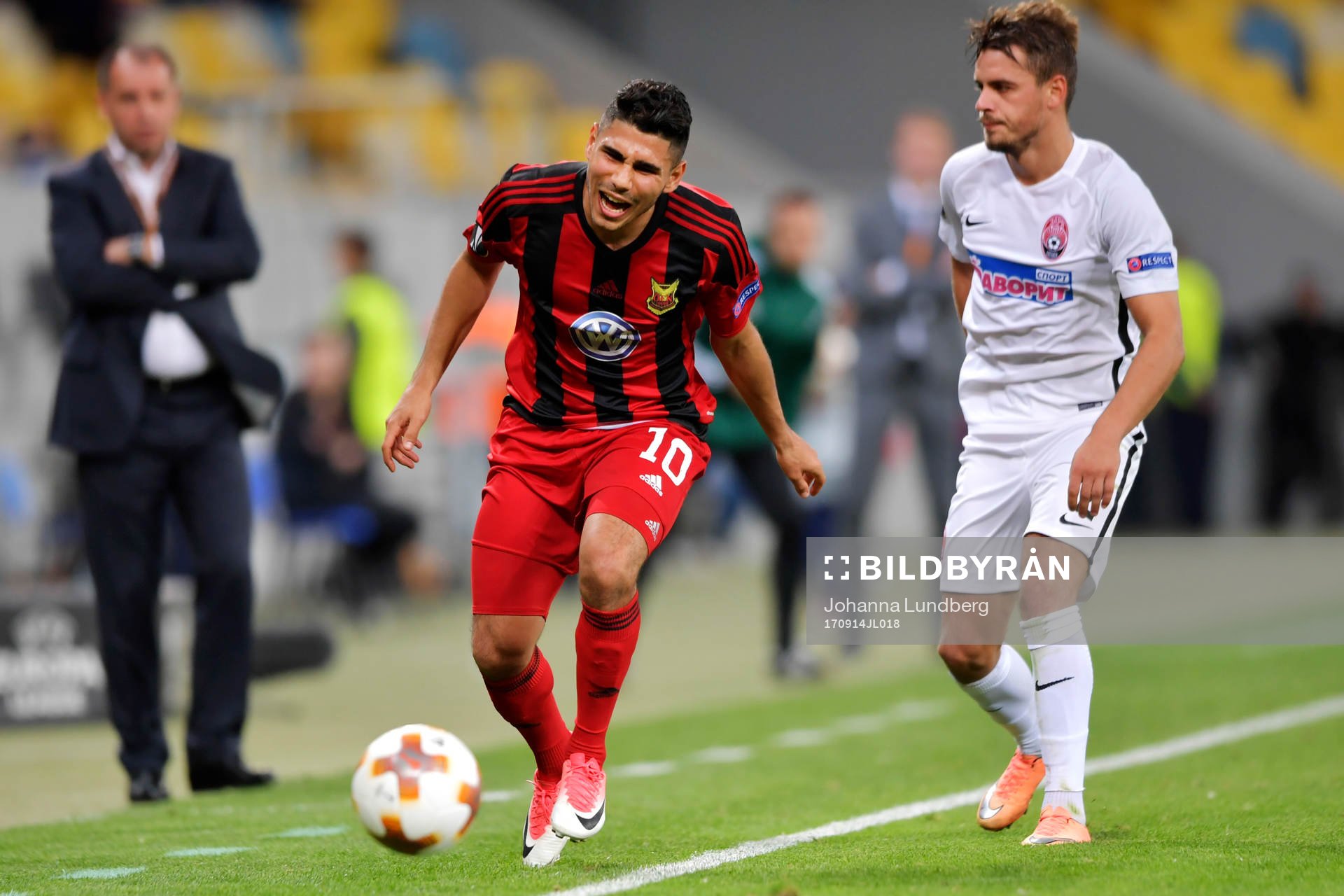 Östersunds Hosam Aiesh och Zoryas Artem Sukhotskiyi kamp
