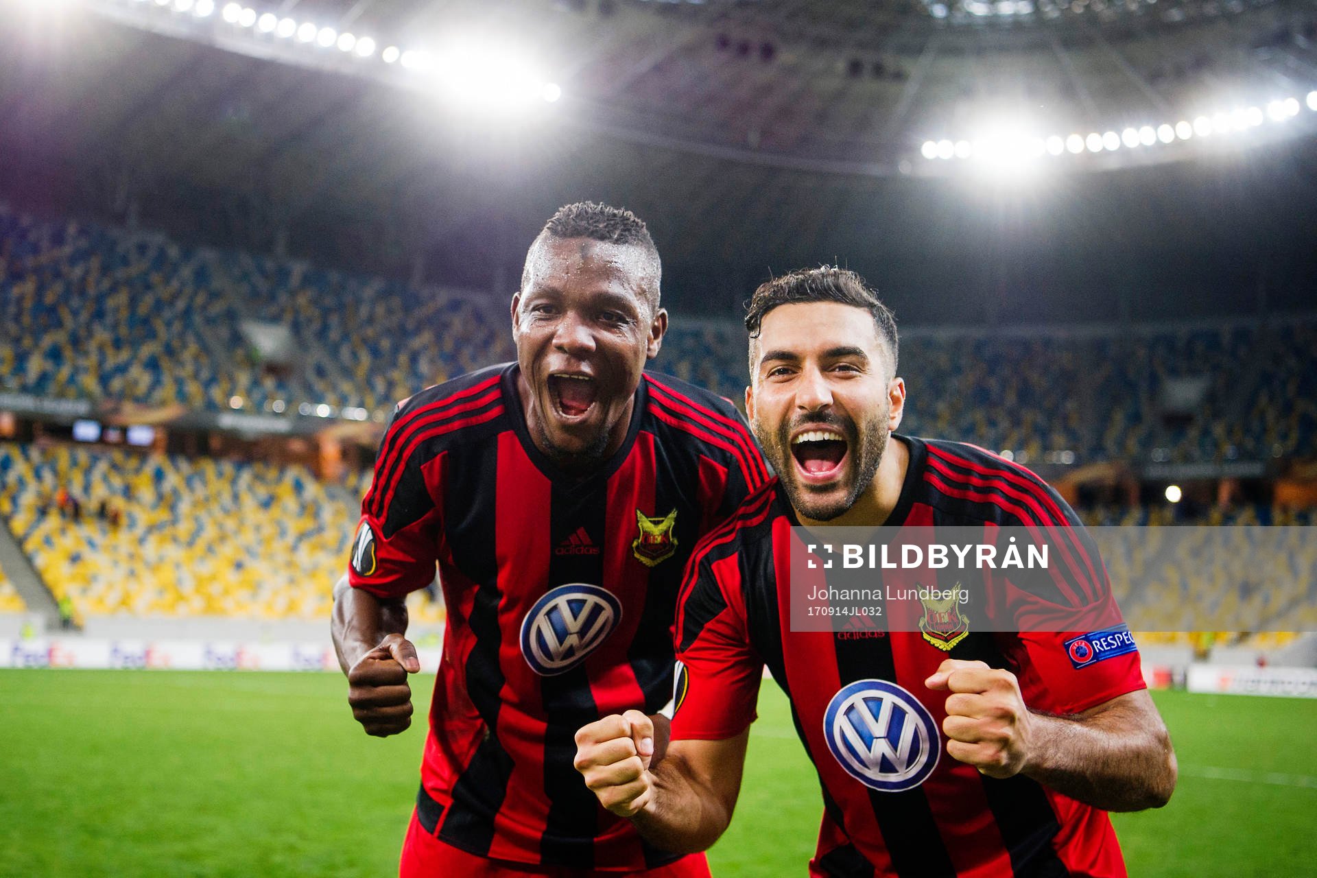 Östersunds Salisu Abdullahi Gero och Saman Ghoddos jublar