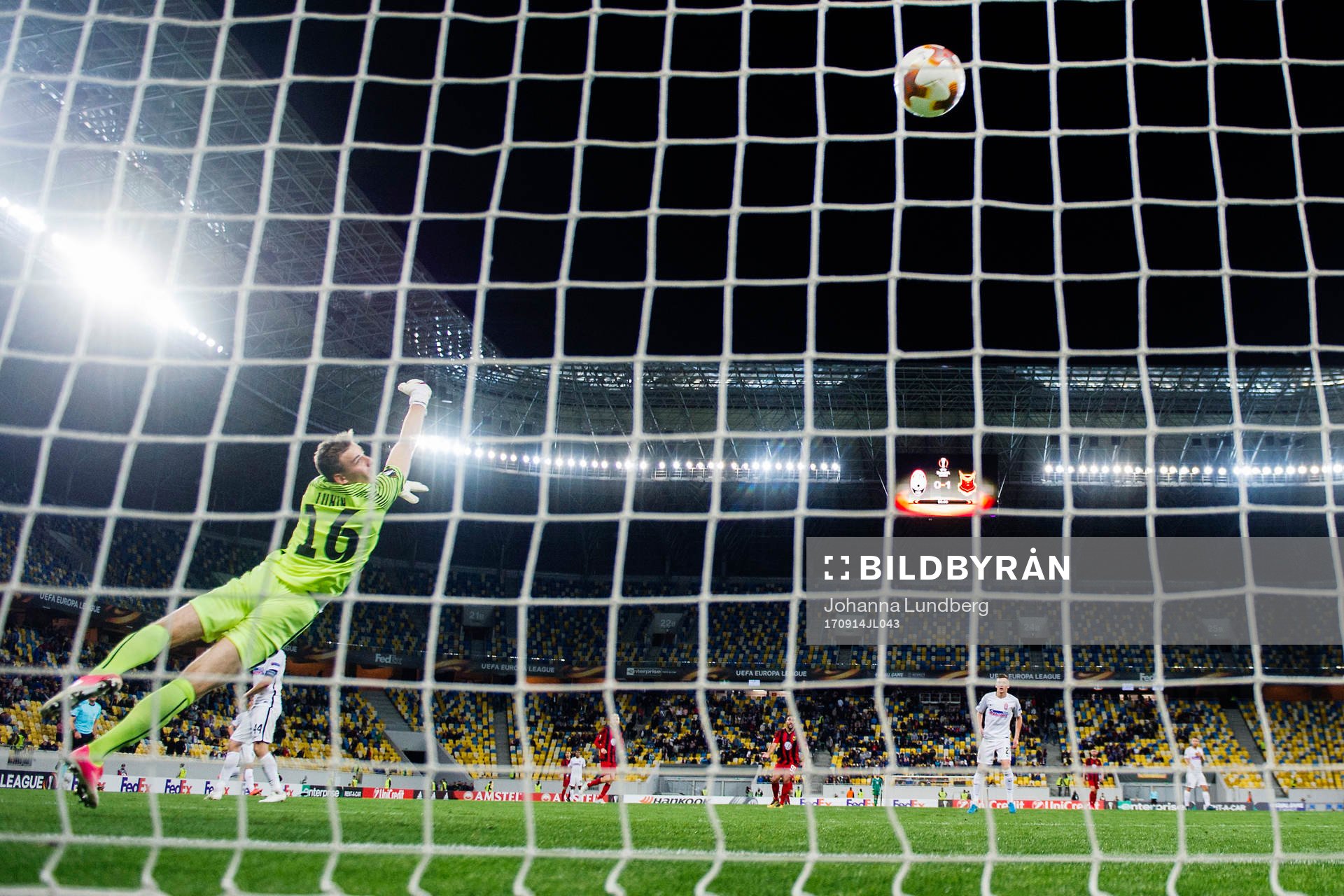 Zoryas målvakt Andriy Lunin släpper in 0-2 av Östersunds
