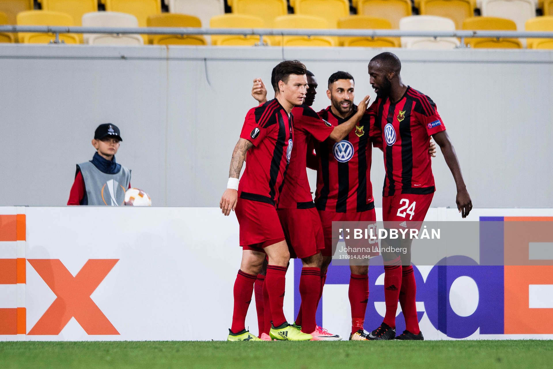 Östersunds Saman Ghoddos (m) jublar med Jamie Hopcutt och