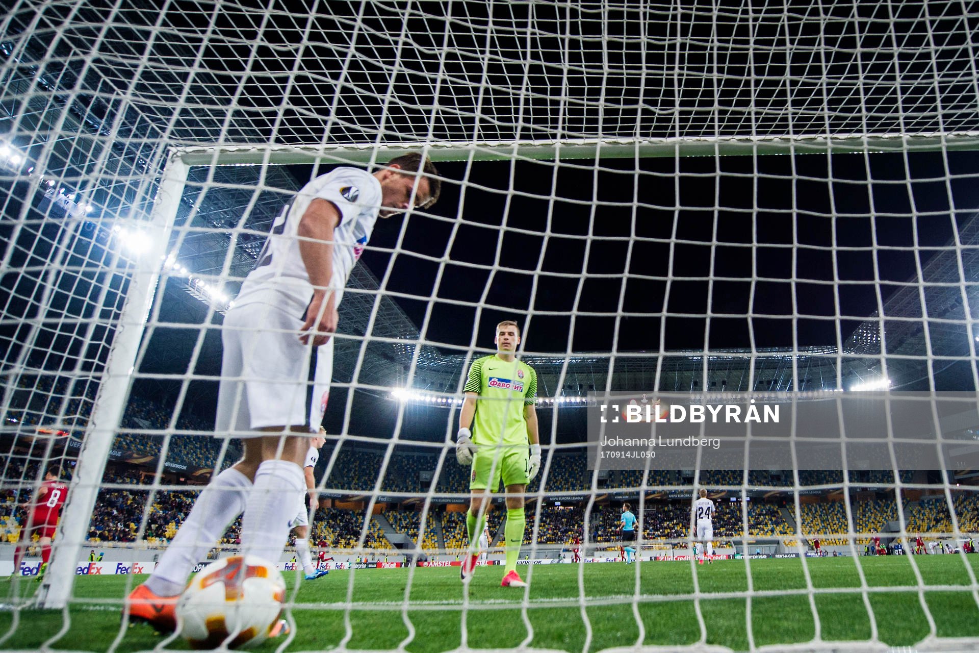 Zoryas Artem Sukhotskiy och målvakt Andriy Lunin deppar
