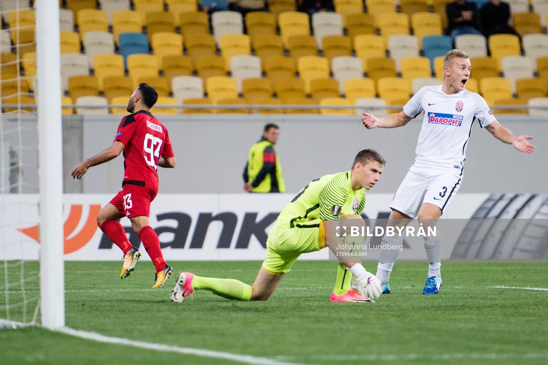 Zoryas målvakt Andriy Lunin och Oleksandr Svatok deppar