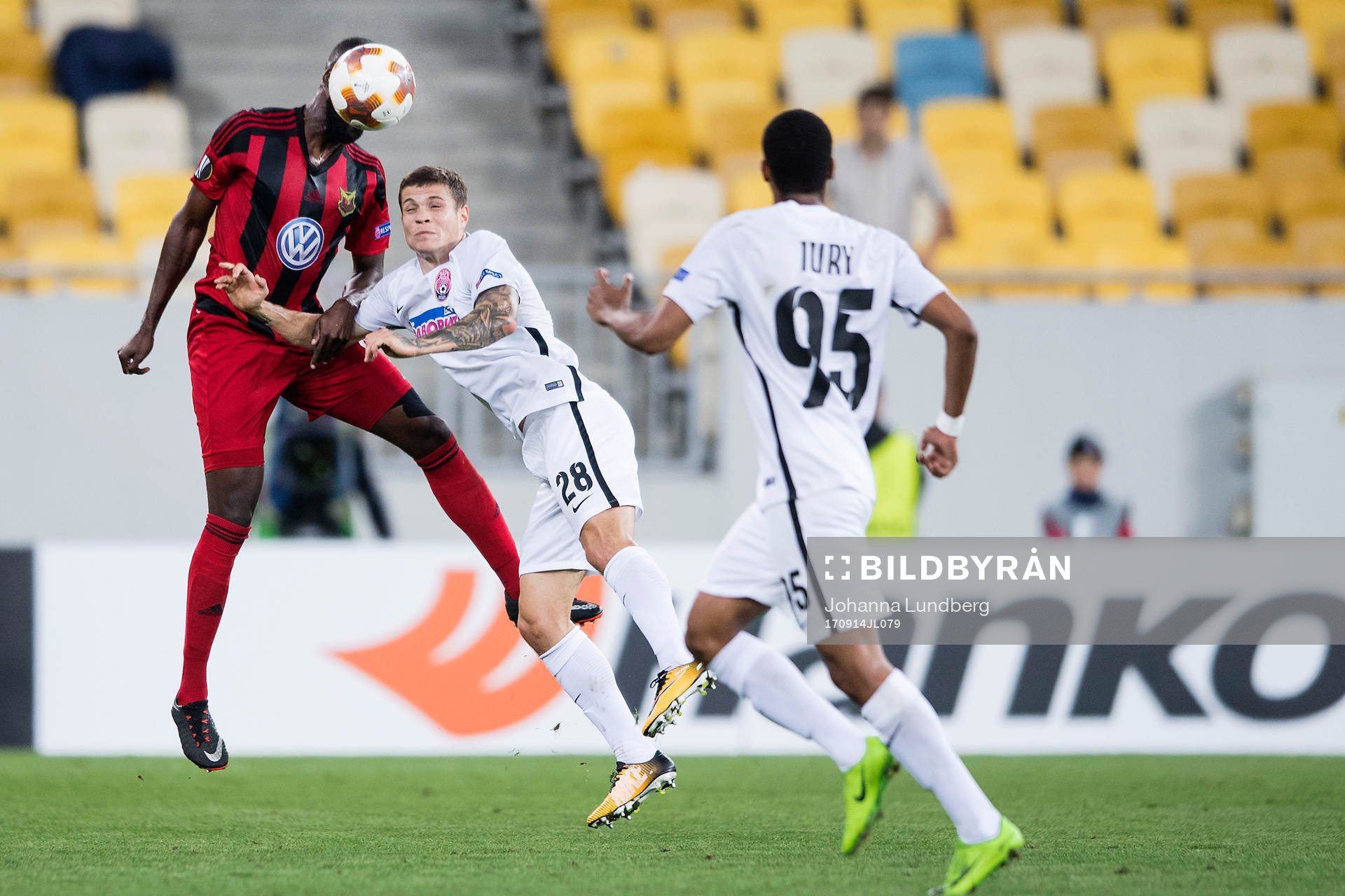Östersunds Ronald Mukiibi och Zoryas Artem Gromov under fotbollsmatchen i Europa League mellan Zorya och Östersund den 14 september 2017 i Lviv.