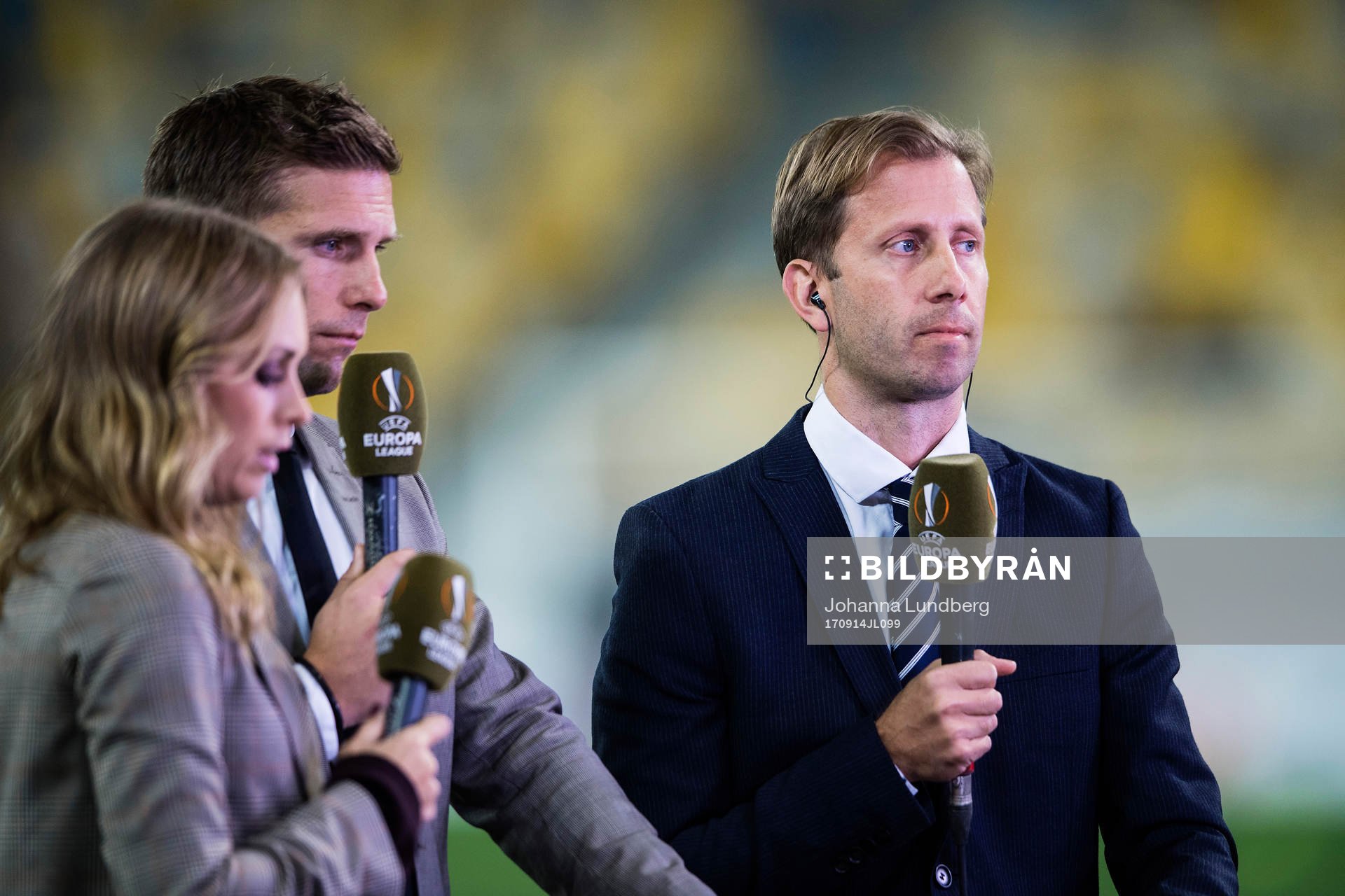 Discoverys Karin Frick, Anders Svensson och Simon Bank under fotbollsmatchen i Europa League mellan Zorya och Östersund den 14 september 2017 i Lviv.