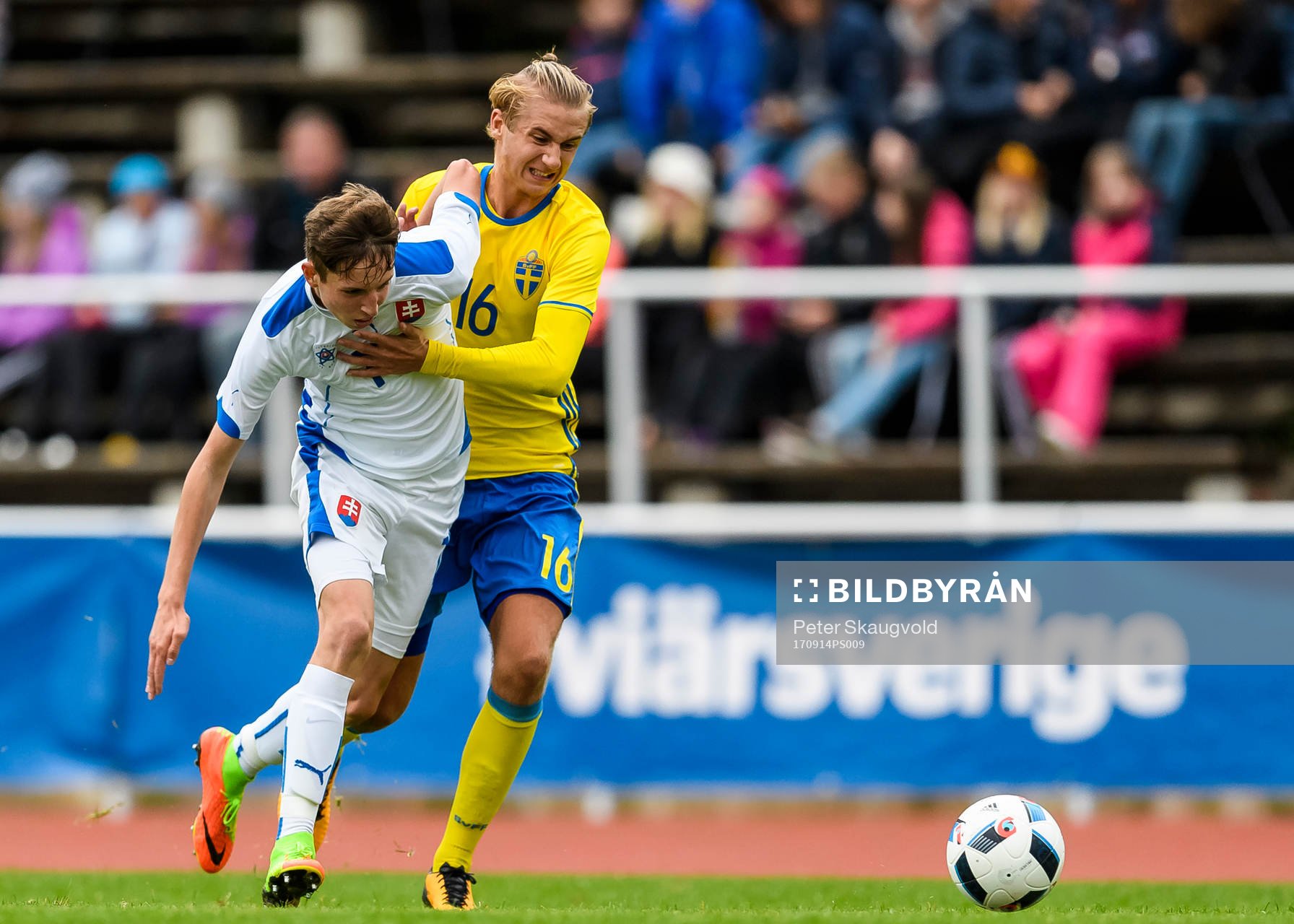 Sveriges Benjamin Nygren i kamp med Slovakiens Dominik Topólský under P16 landskampen i fotboll mellan Sverige och Slovakien den 14 september 2017 i Piteå.