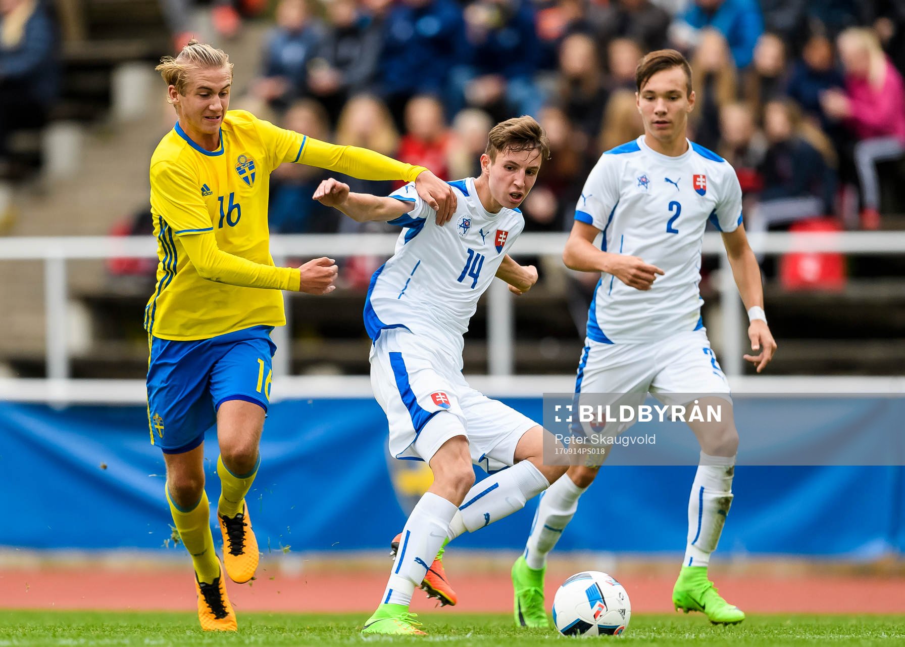 Sveriges Benjamin Nygren i kamp med Slovakiens Filip Mráz under P16 landskampen i fotboll mellan Sverige och Slovakien den 14 september 2017 i Piteå.