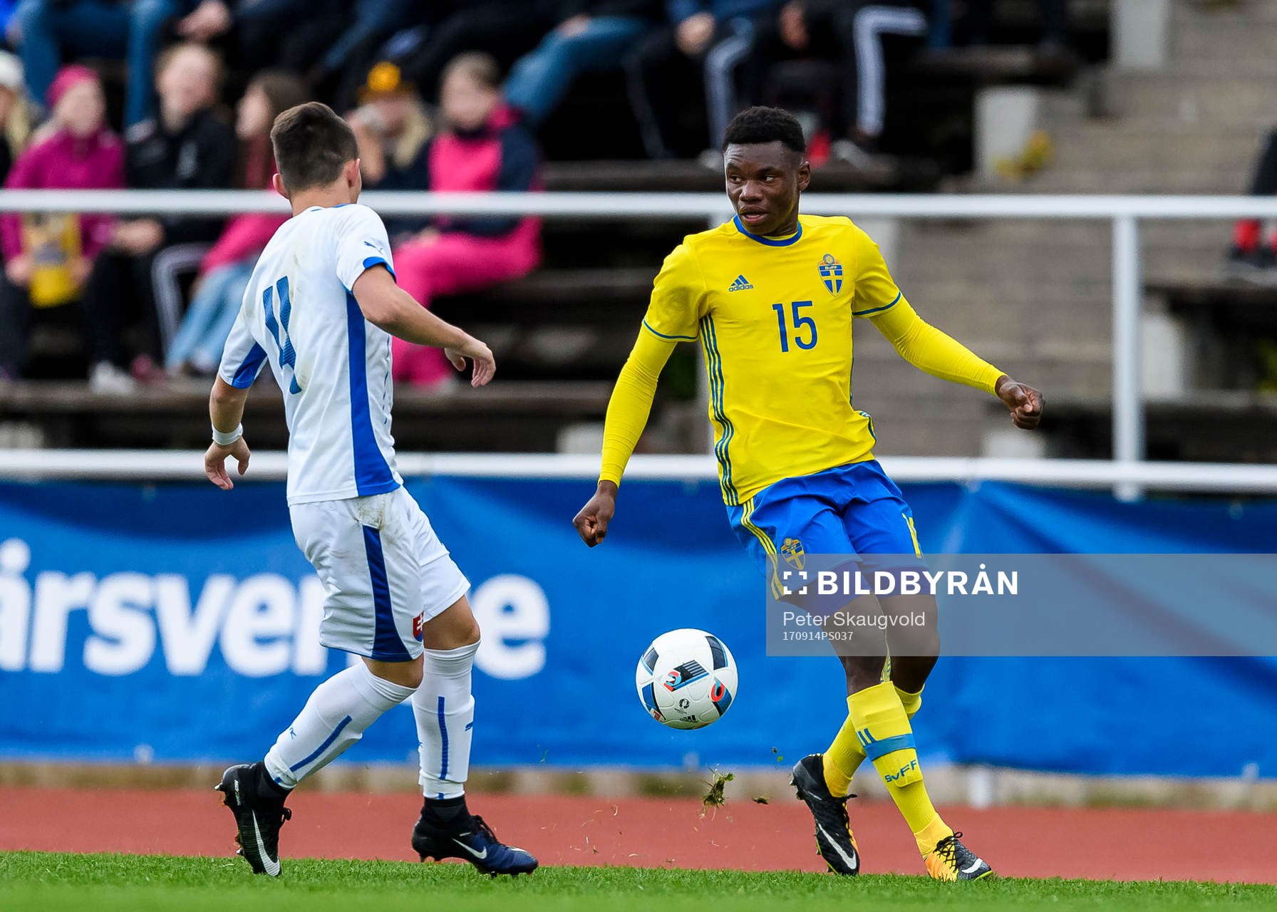 Sveriges Sylvin Mulumba Kayembe Ilolo med bollen