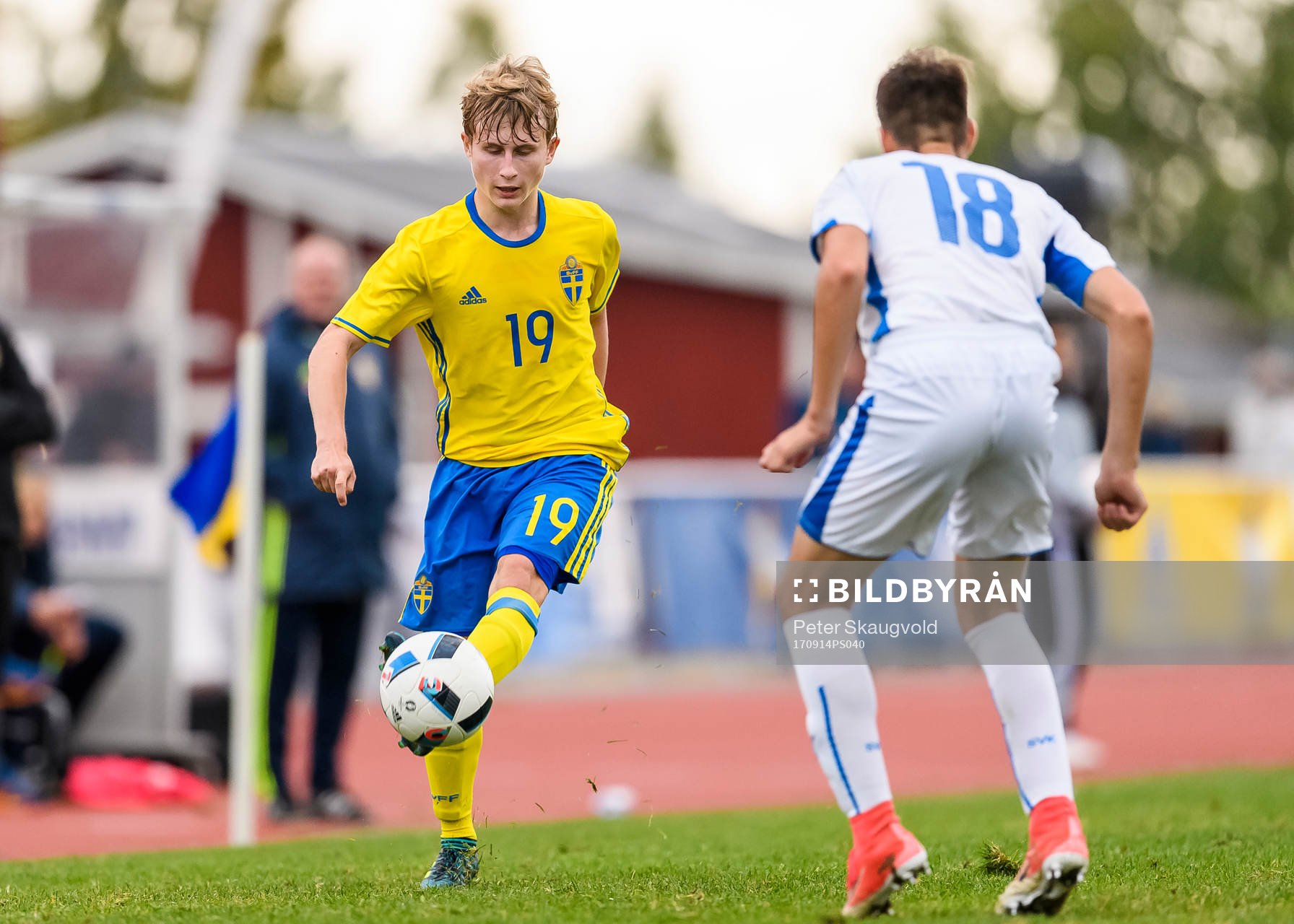 Sveriges Victor Backman med bollen