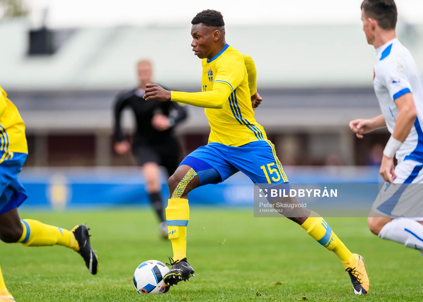 Sveriges Sylvin Mulumba Kayembe Ilolo med bollen