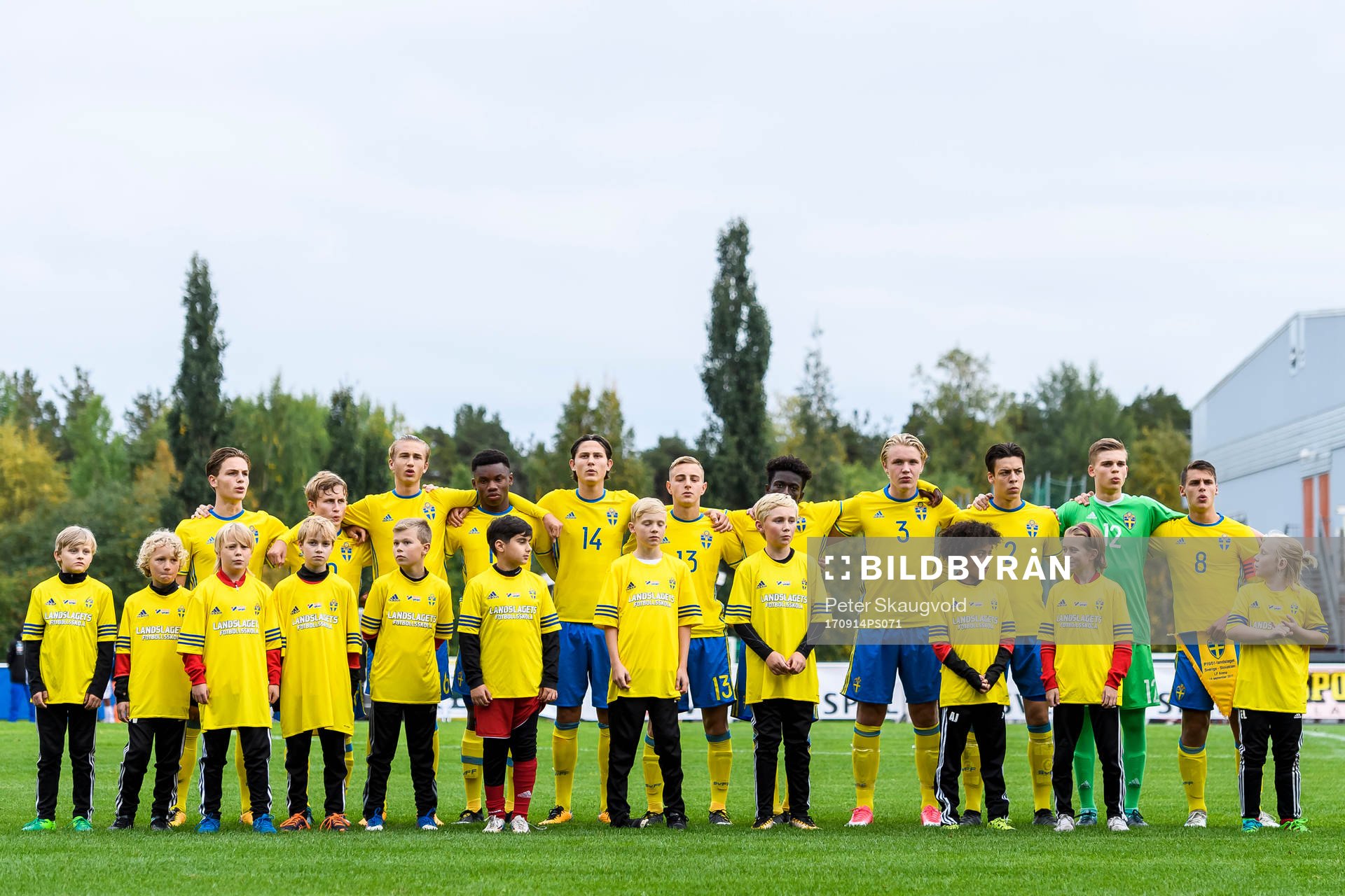 Dom svenska spelarna står uppställda