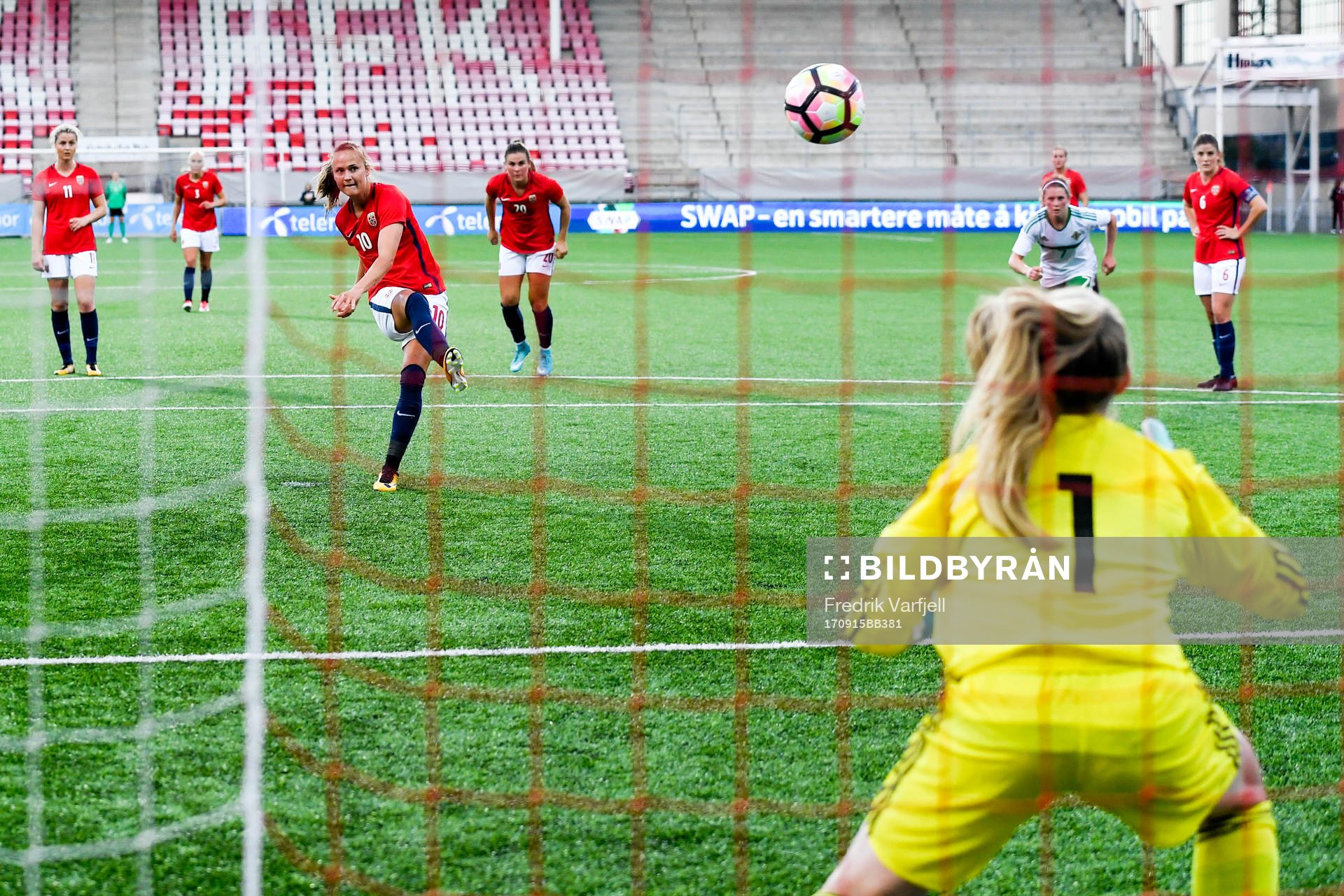 Caroline Graham Hansen of Norway scores 2-0