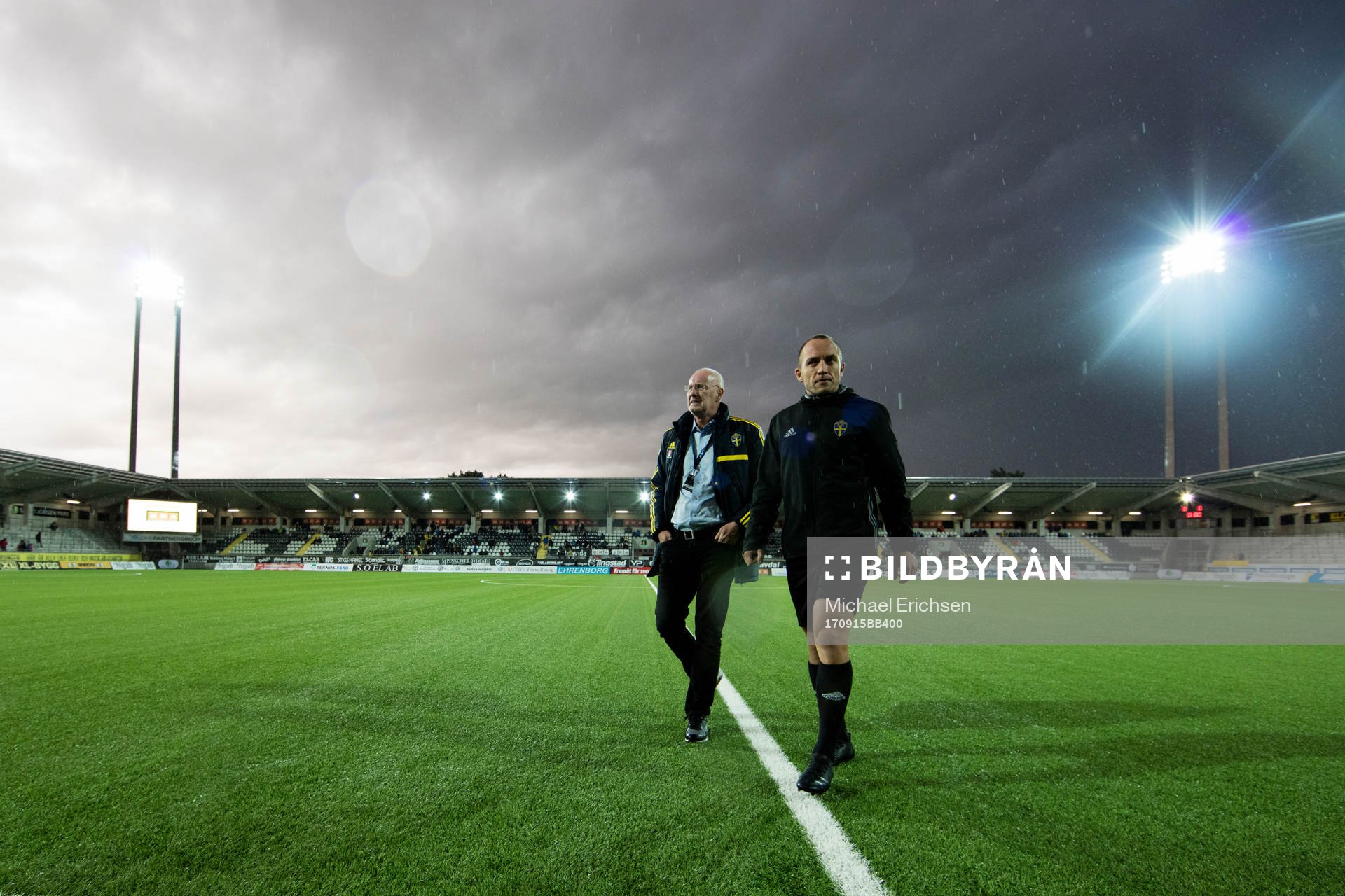 Svenska fotbollförbundets matchdelegat Per Eliasson och domare Kaspar Sjöberg inspekterar det regnsjuka underlaget innan fotbollsmatchen i allsvenskan mellan Häcken och Elfsborg den 15 september 2017 i Göteborg.
