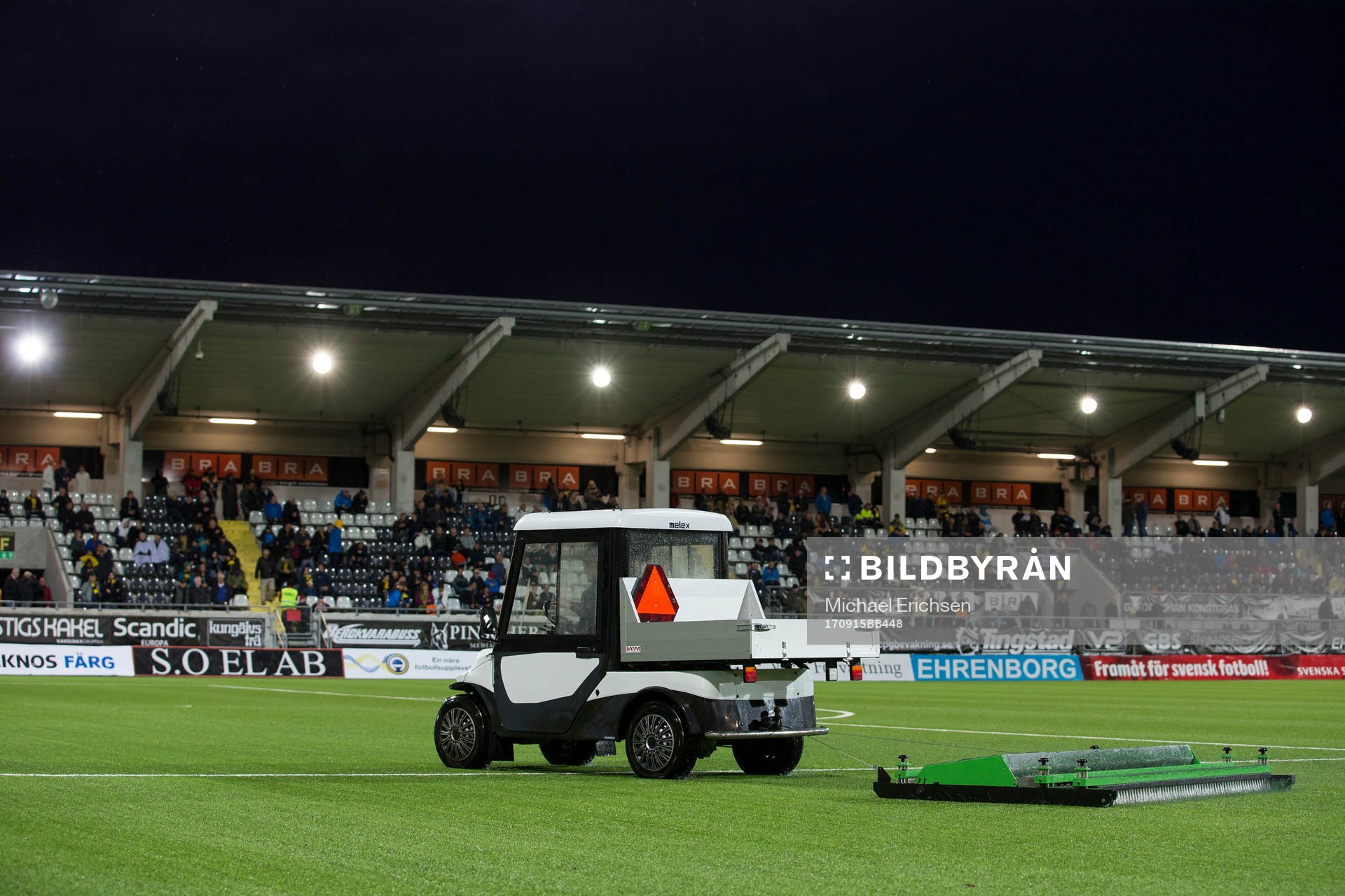 Vaktmästare jobbar för att få bort vatten från planen innan fotbollsmatchen i allsvenskan mellan Häcken och Elfsborg den 15 september 2017 i Göteborg.