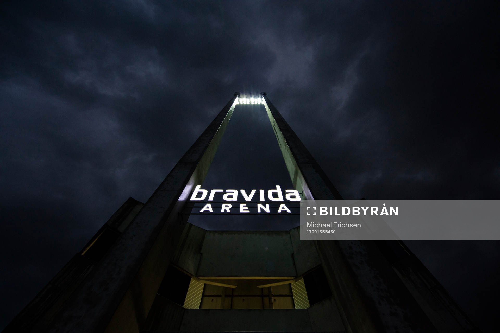 Bravida Arena exteriört innan fotbollsmatchen i