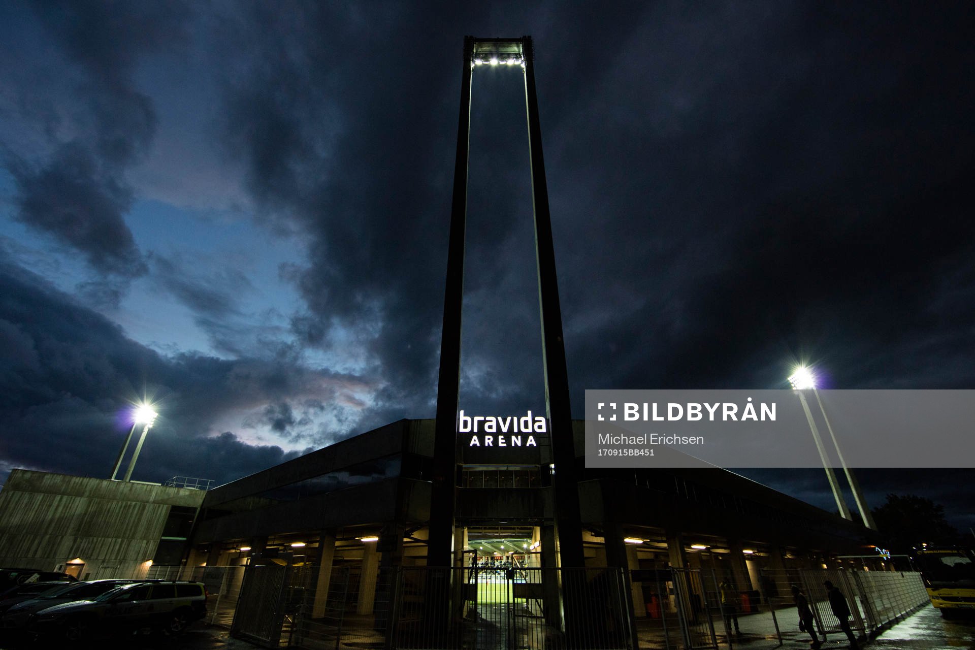 Bravida Arena exteriört innan fotbollsmatchen i