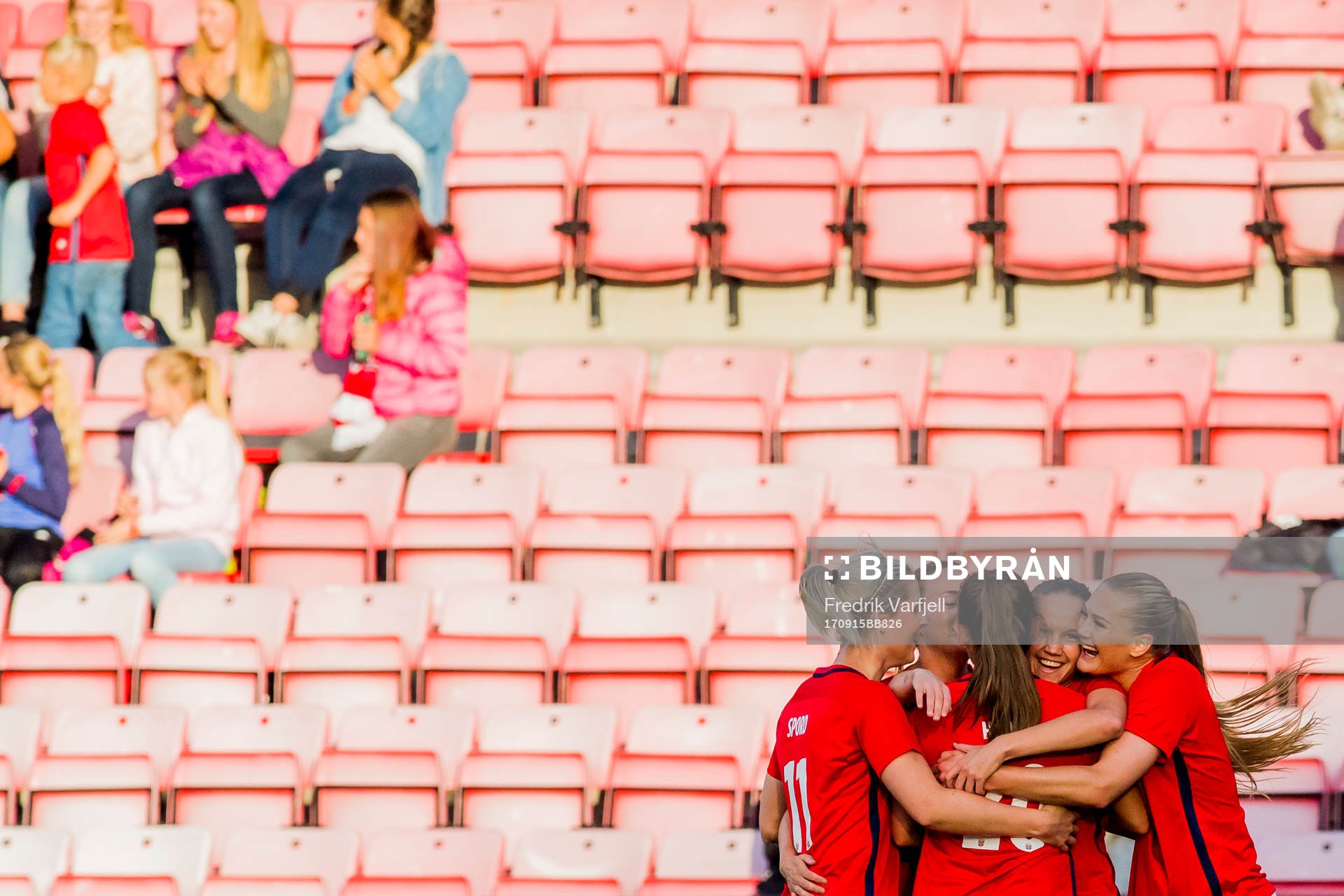 Guro Reiten of Norway celebrates with her teammates