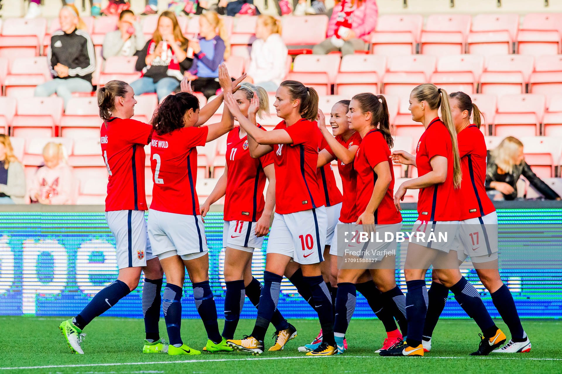 Guro Reiten of Norway celebrates with her teammates
