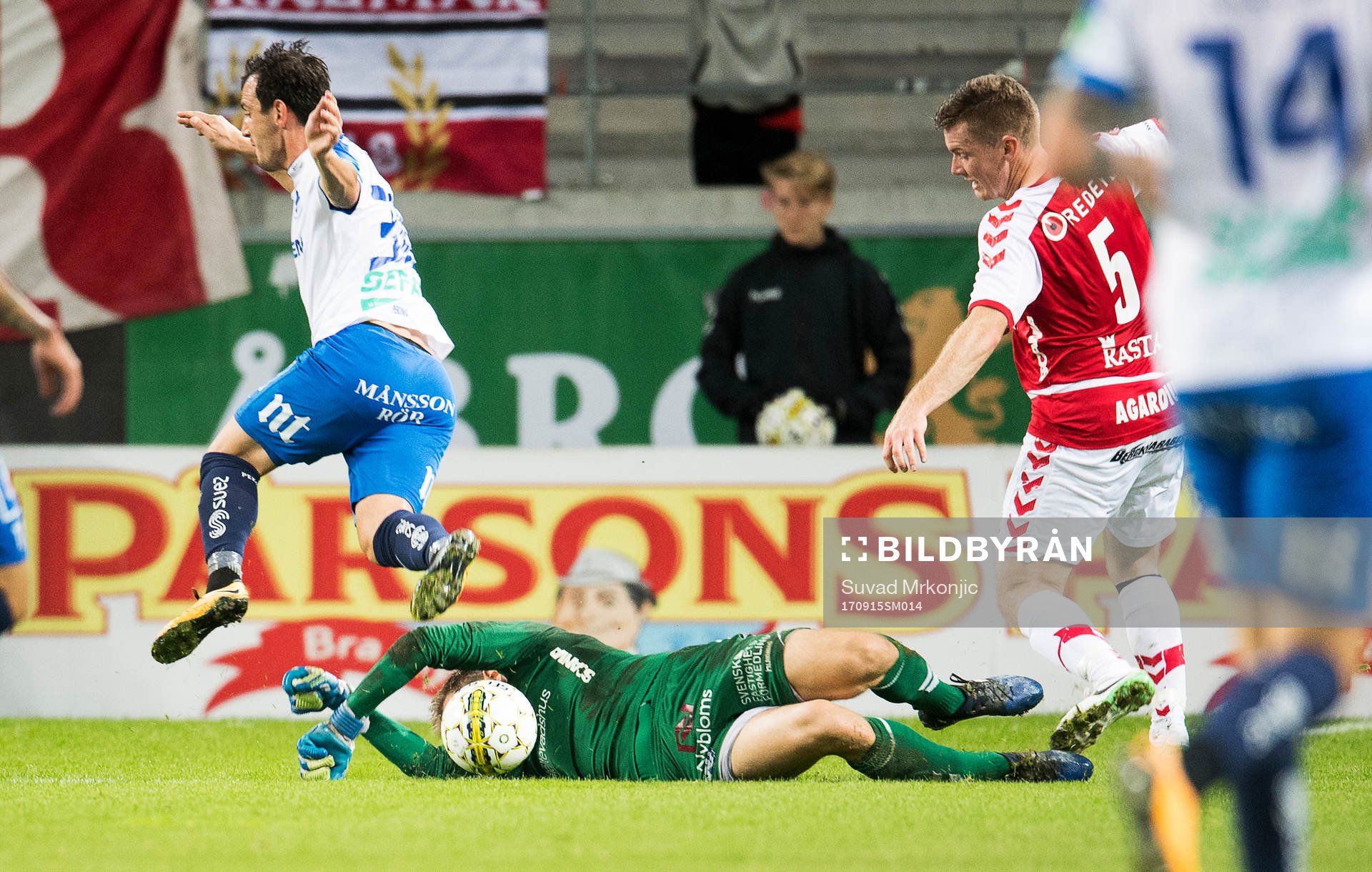 Kalmars målvakt Lucas Hägg-Johansson och Victor Agardius