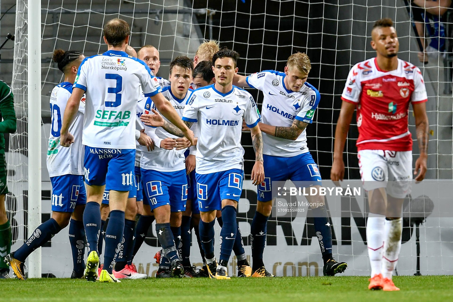 Karl Holmberg jublar med lagkamrater