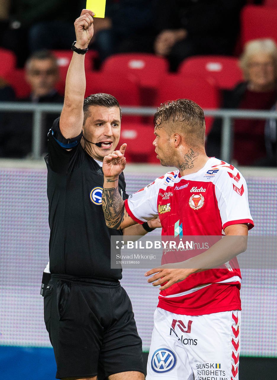 Domare Bojan Pandzic ger Kalmars Romario Marques Rodrigues gult kort under fotbollsmatchen i Allsvenskan mellan Kalmar och Norrköping den 15 september 2017 i Kalmar.