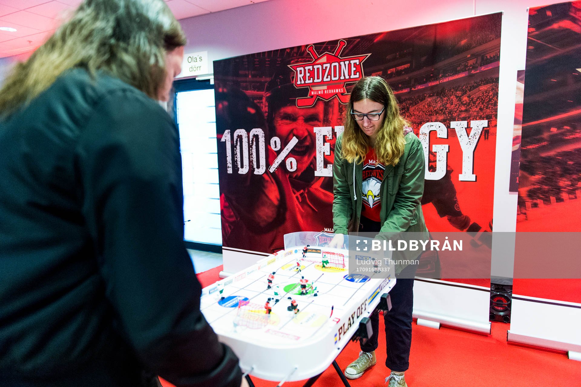 Supportrar spelar ishockeyspel i fan zone