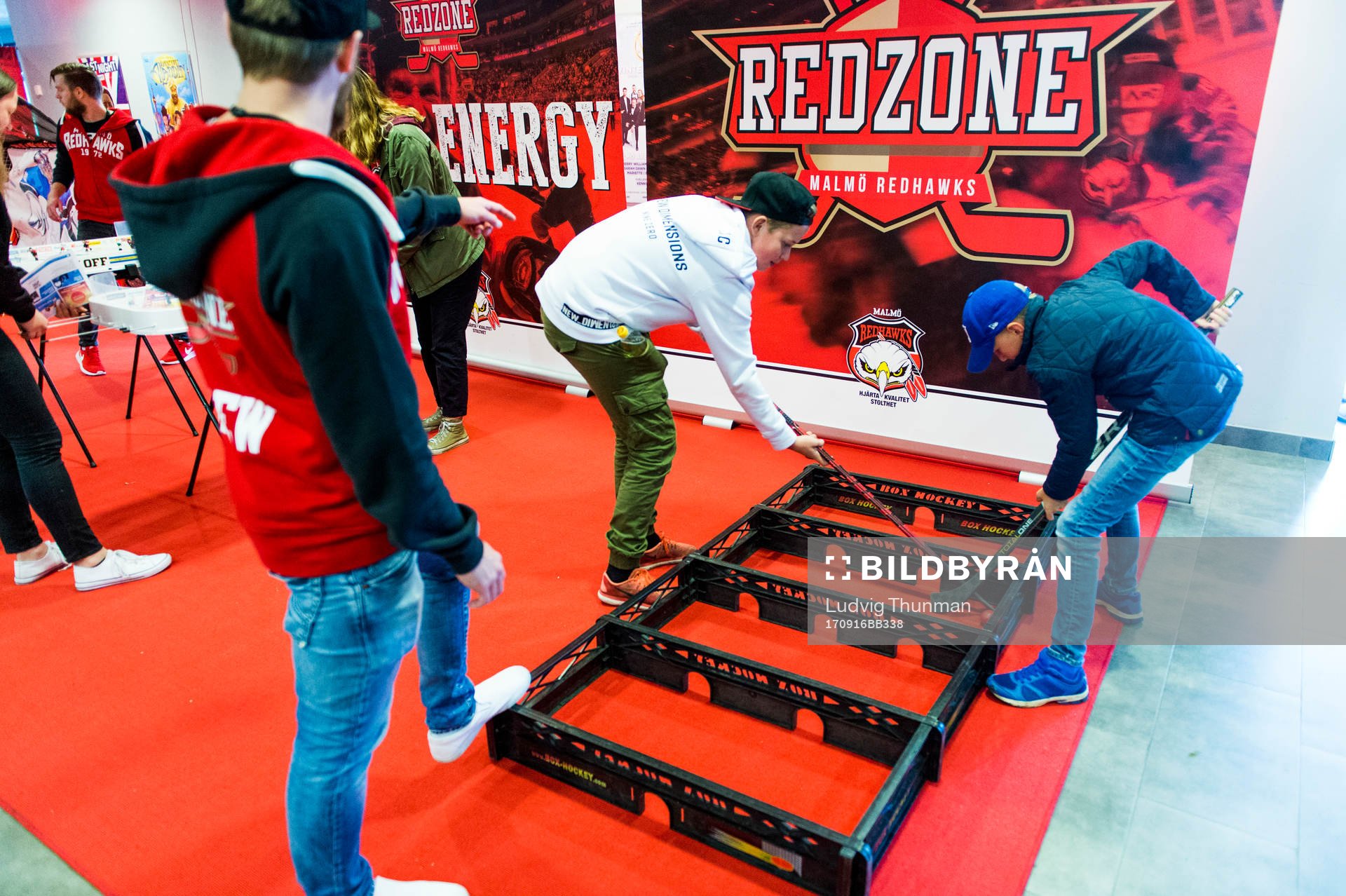 Supportrar spelar hockeyspel